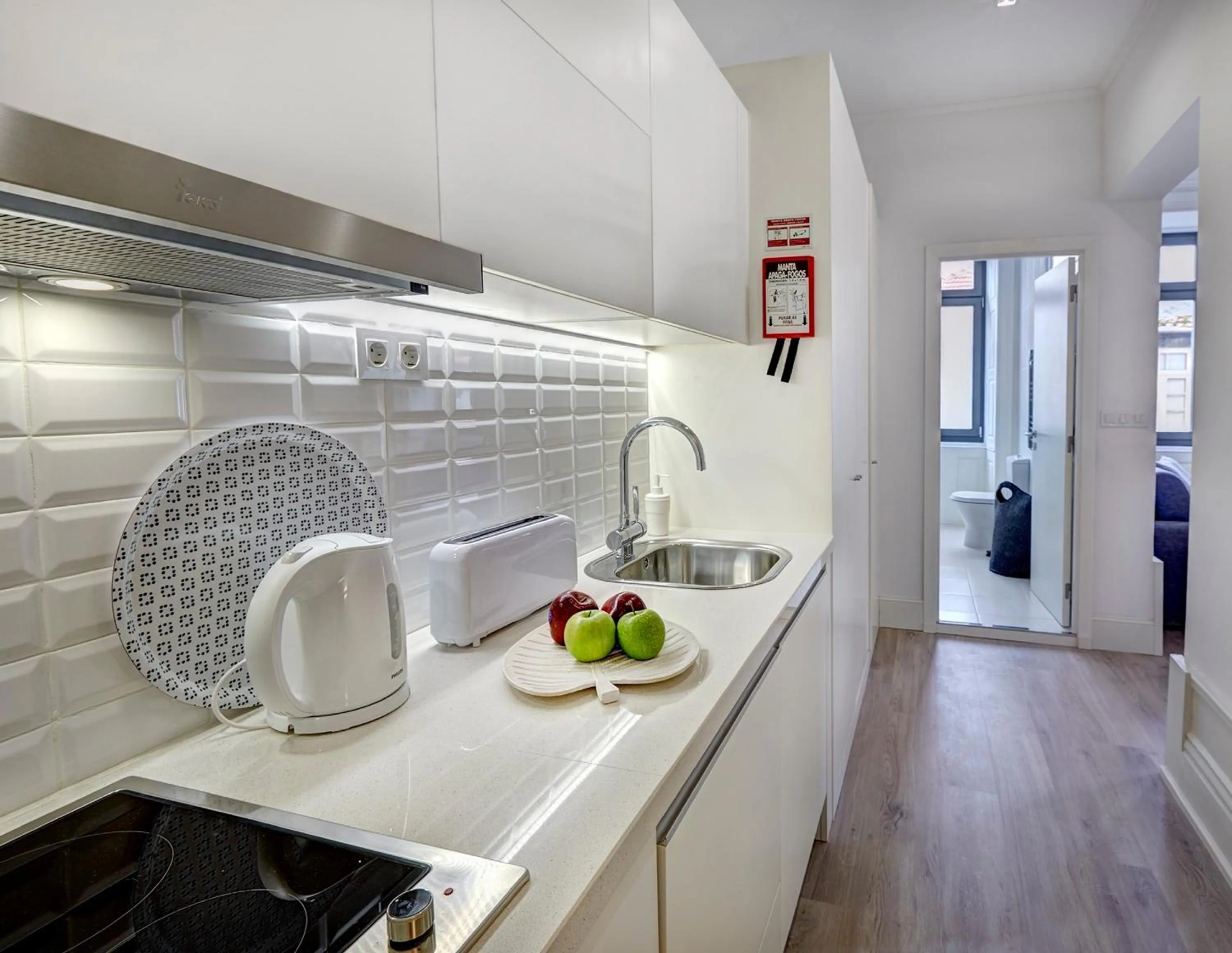 Kitchen or kitchenette in Porto Downtown Lovers Suites: Bombarda 451