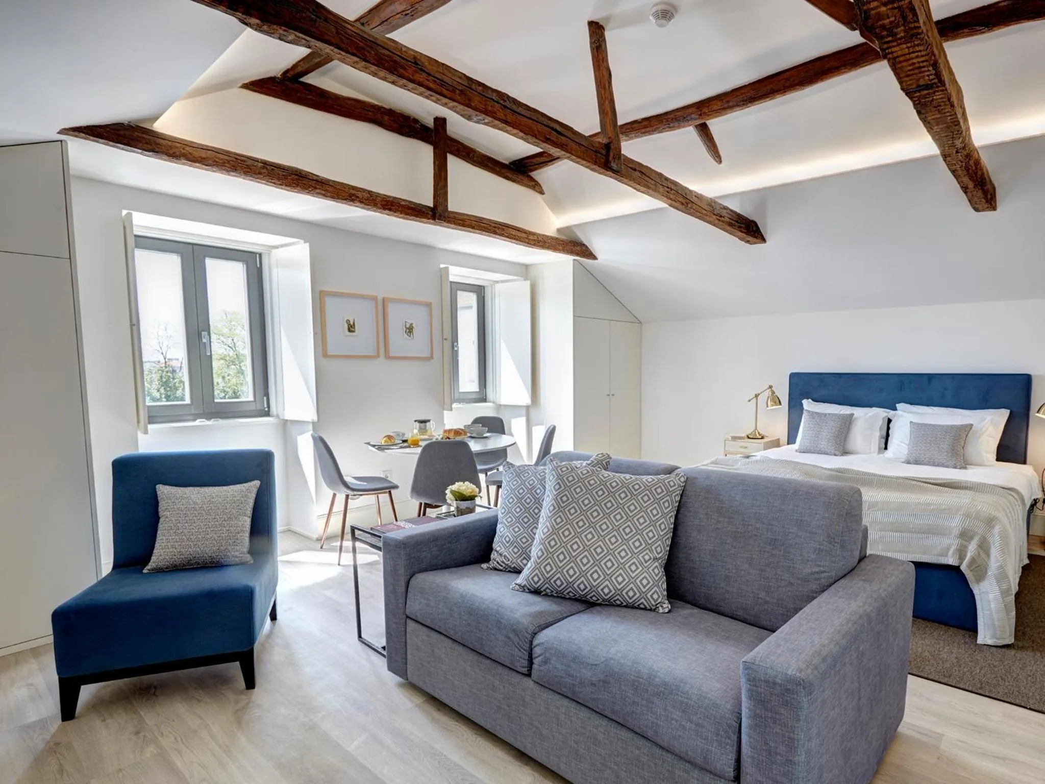 Living room, Bed in Porto Downtown Lovers Suites: Bombarda 451