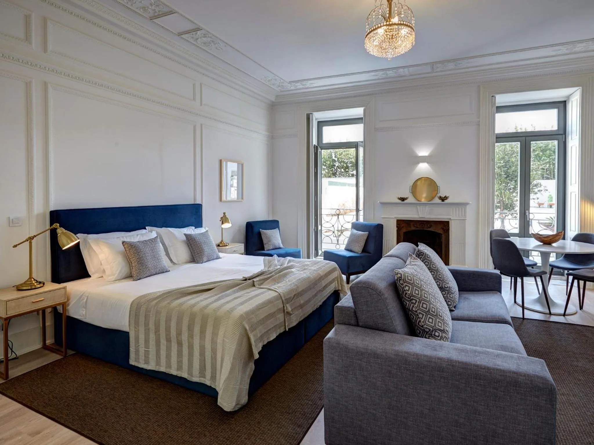 Living room, Bed in Porto Downtown Lovers Suites: Bombarda 451