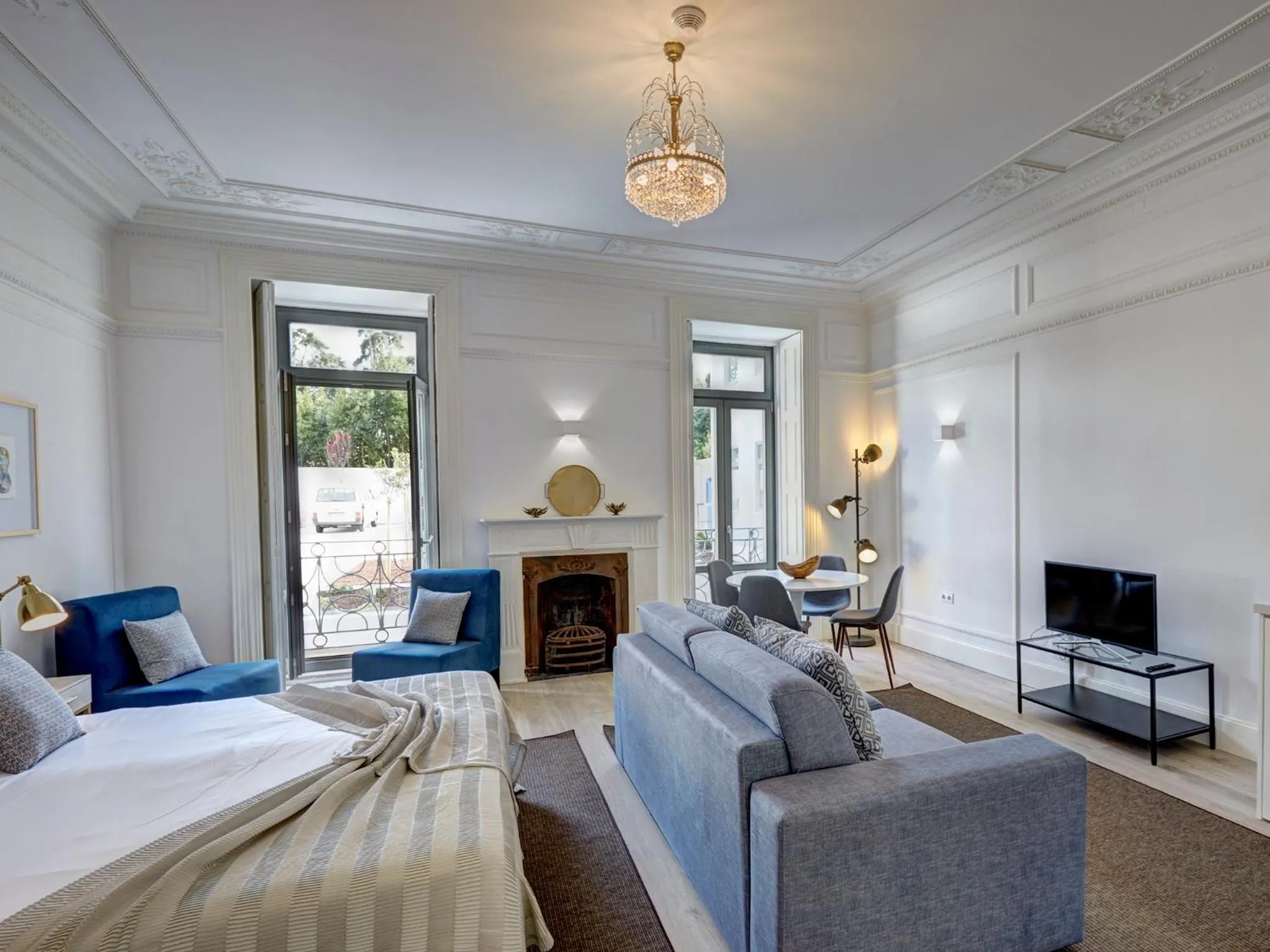 Communal lounge/ TV room, Bed in Porto Downtown Lovers Suites: Bombarda 451