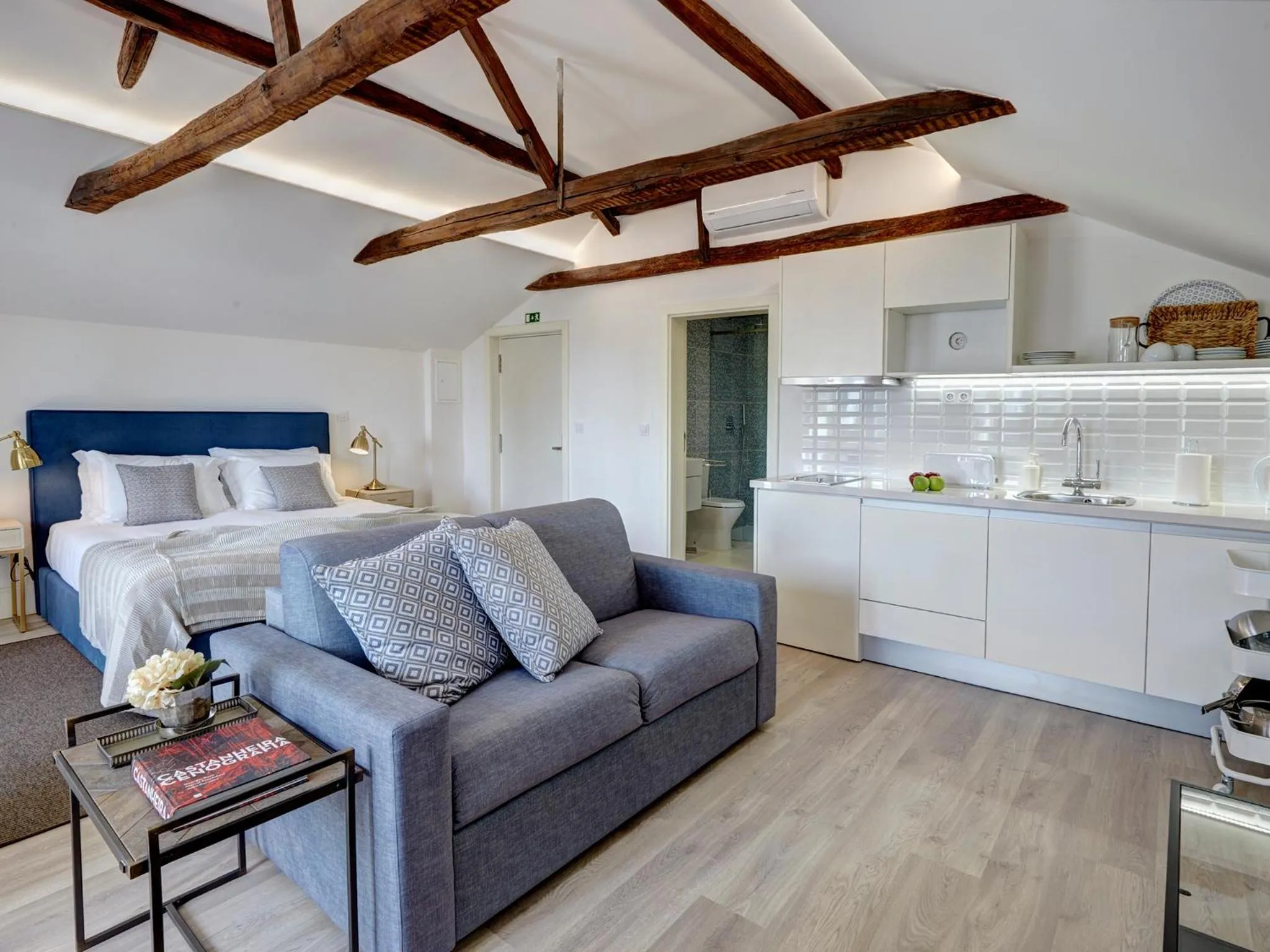 Kitchen or kitchenette in Porto Downtown Lovers Suites: Bombarda 451