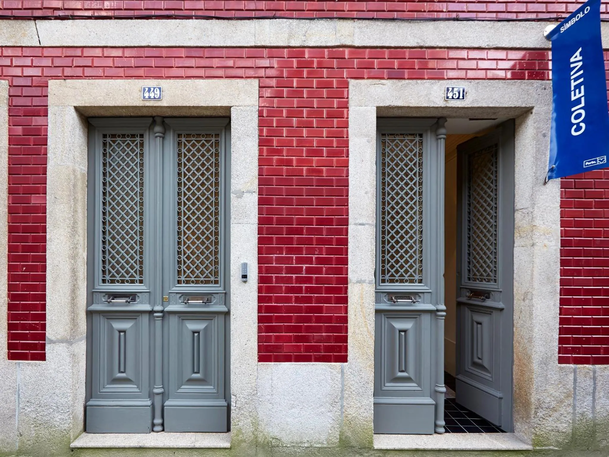 Facade/entrance in Porto Downtown Lovers Suites: Bombarda 451