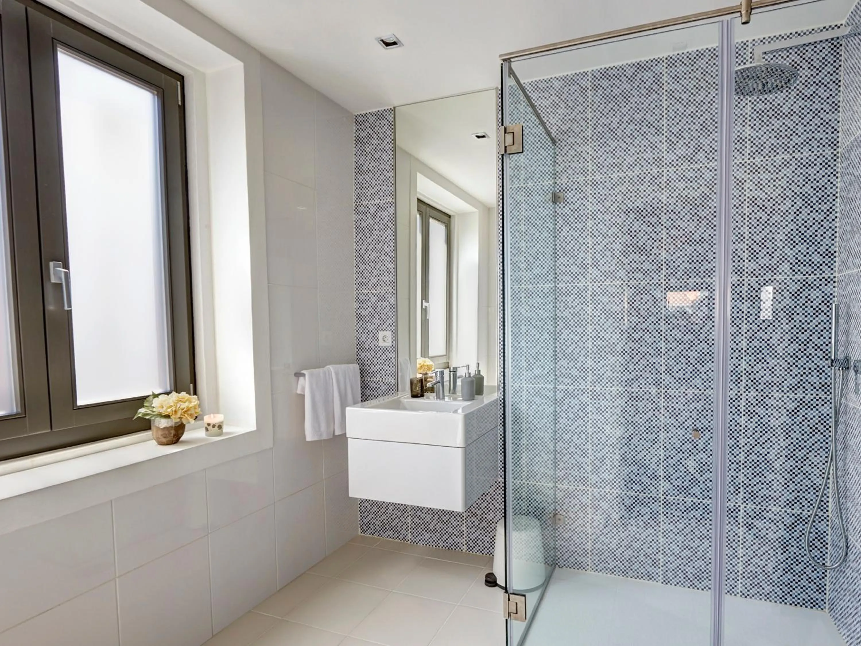 Shower in Porto Downtown Lovers Suites: Bombarda 451