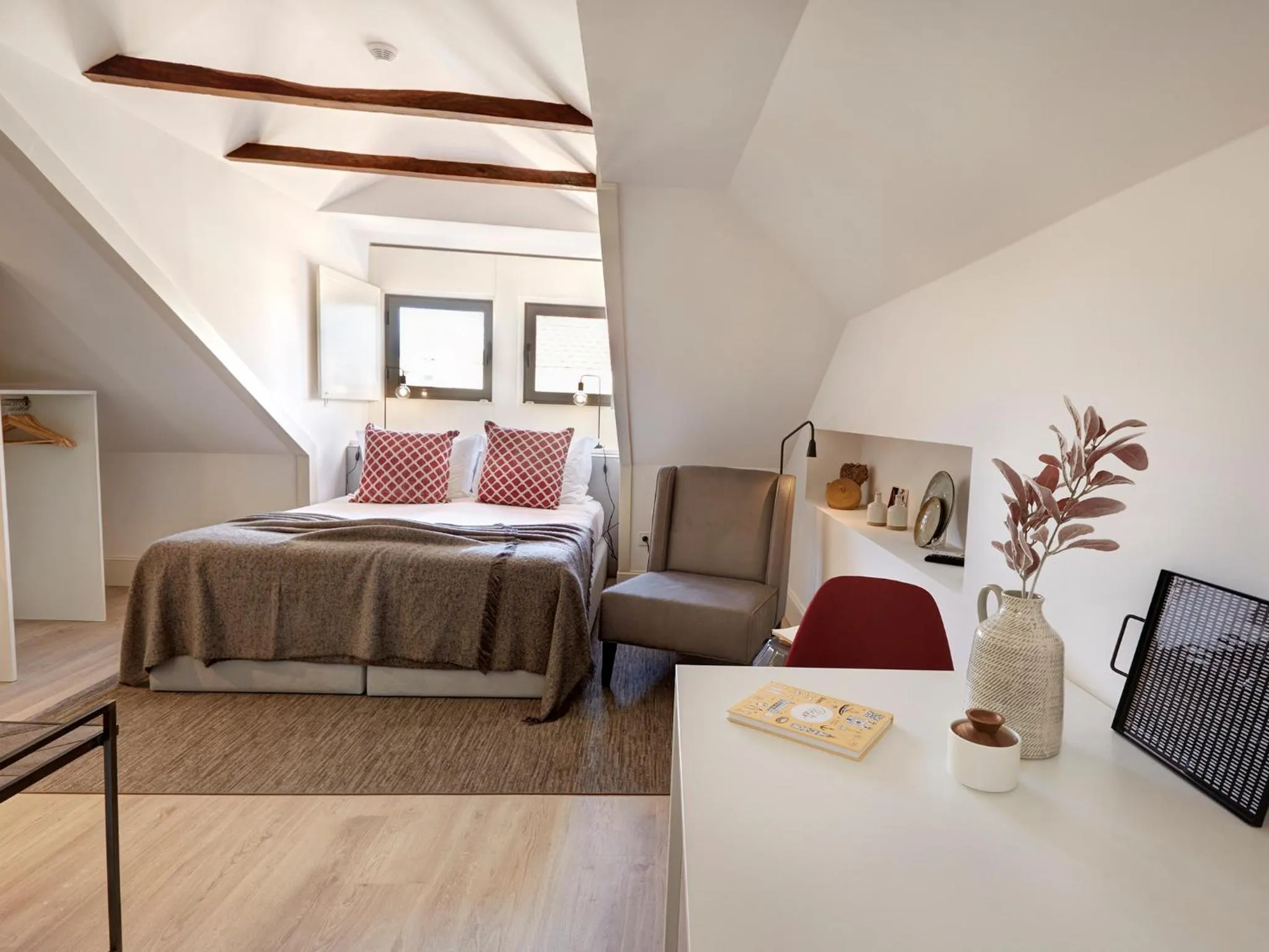 Bedroom, Bed in Porto Downtown Lovers Suites: Bombarda 451