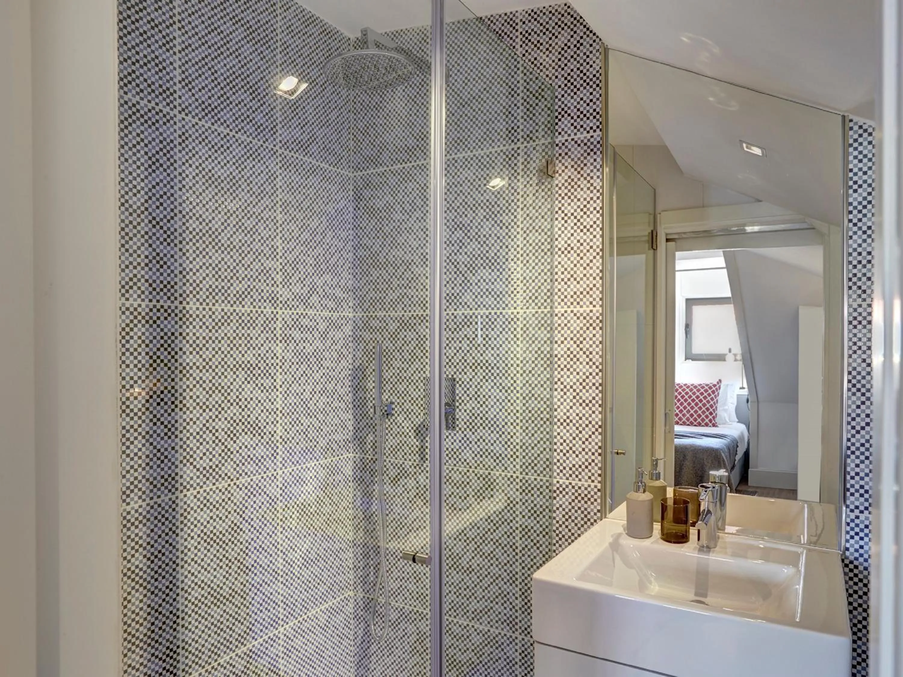 Shower in Porto Downtown Lovers Suites: Bombarda 451