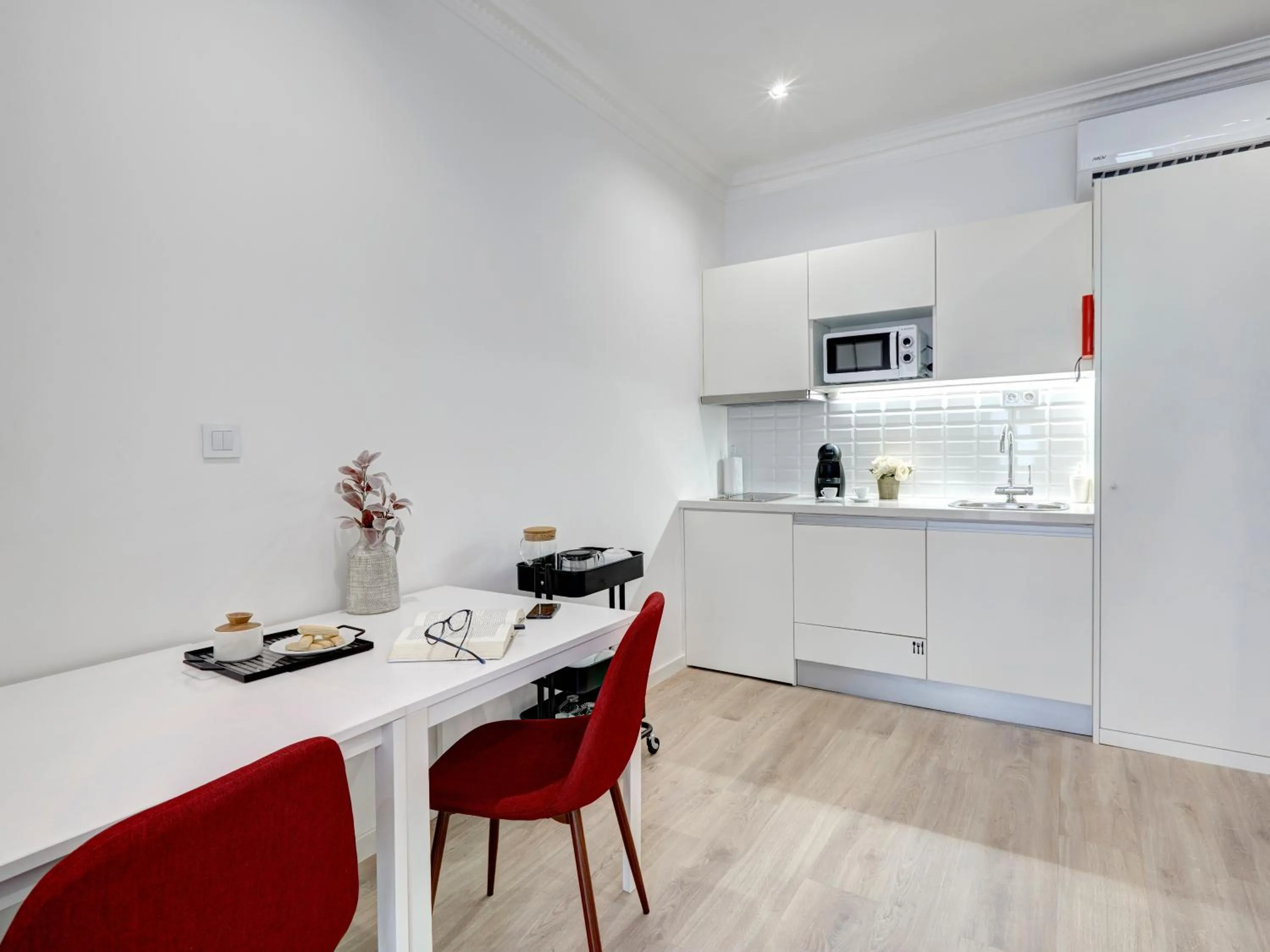 Kitchen or kitchenette in Porto Downtown Lovers Suites: Bombarda 451