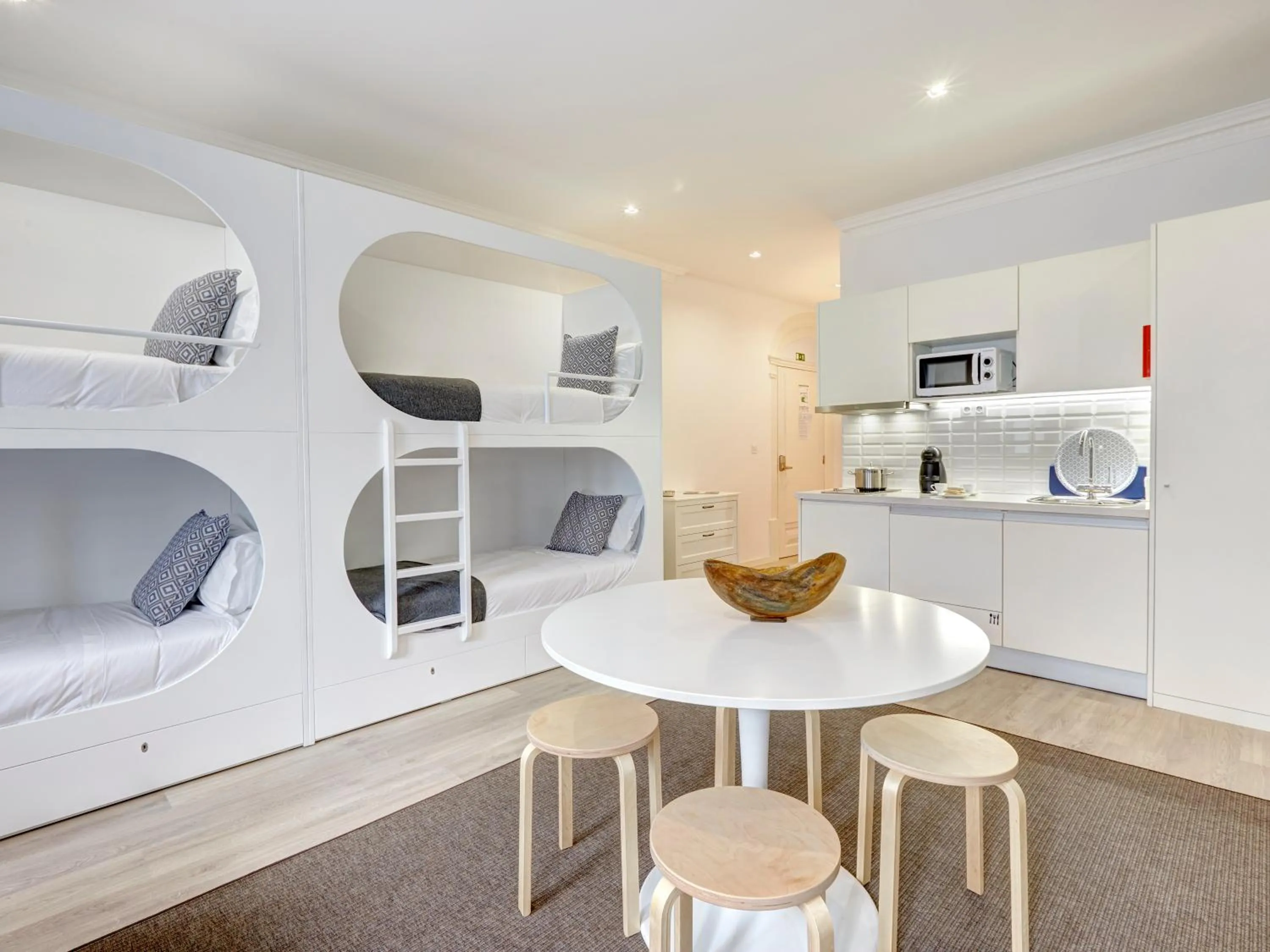 Kitchen or kitchenette, Bed in Porto Downtown Lovers Suites: Bombarda 451