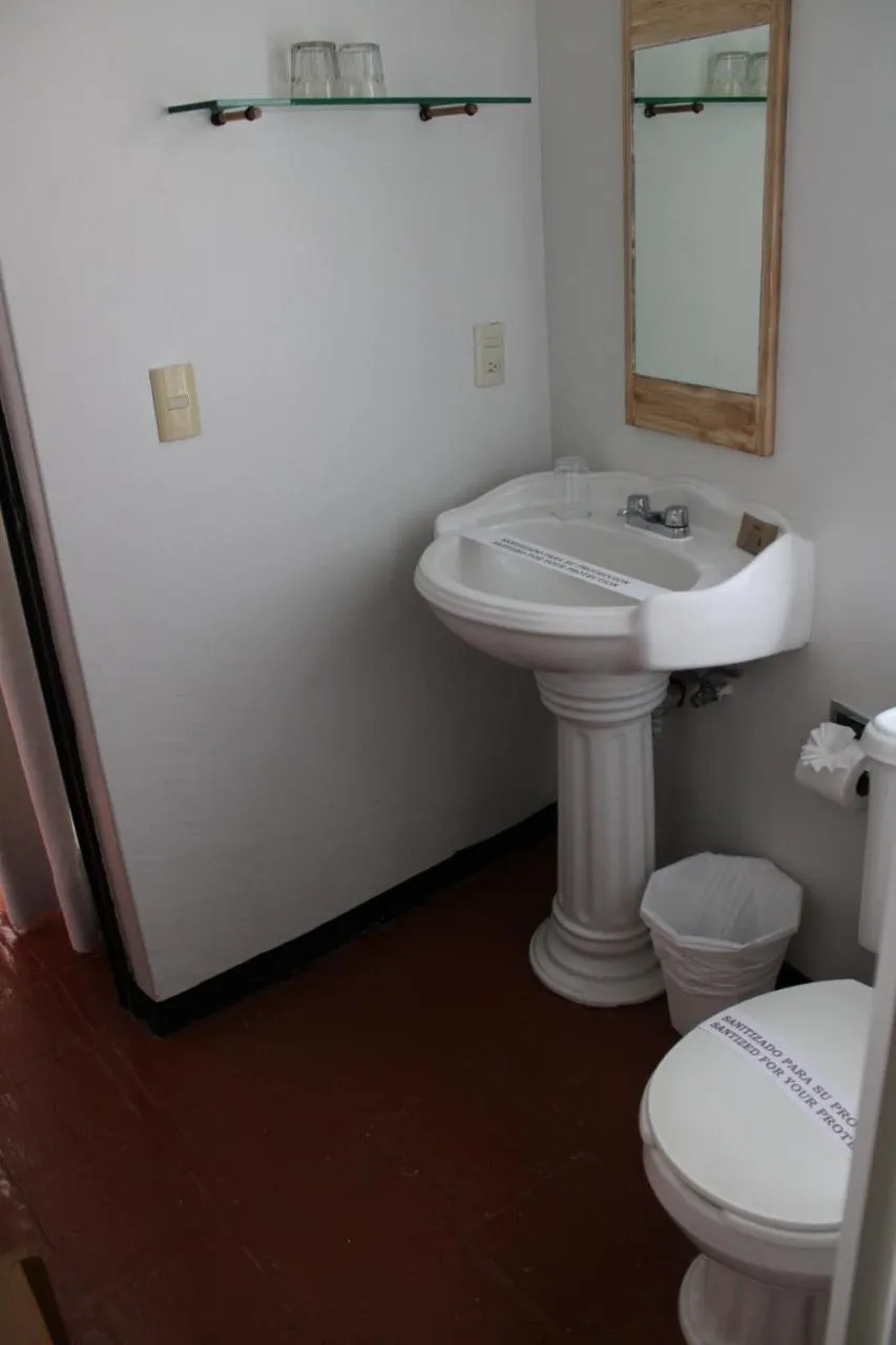 Bathroom in Hotel Ilebal Cuernavaca Centro - lugar con encanto!