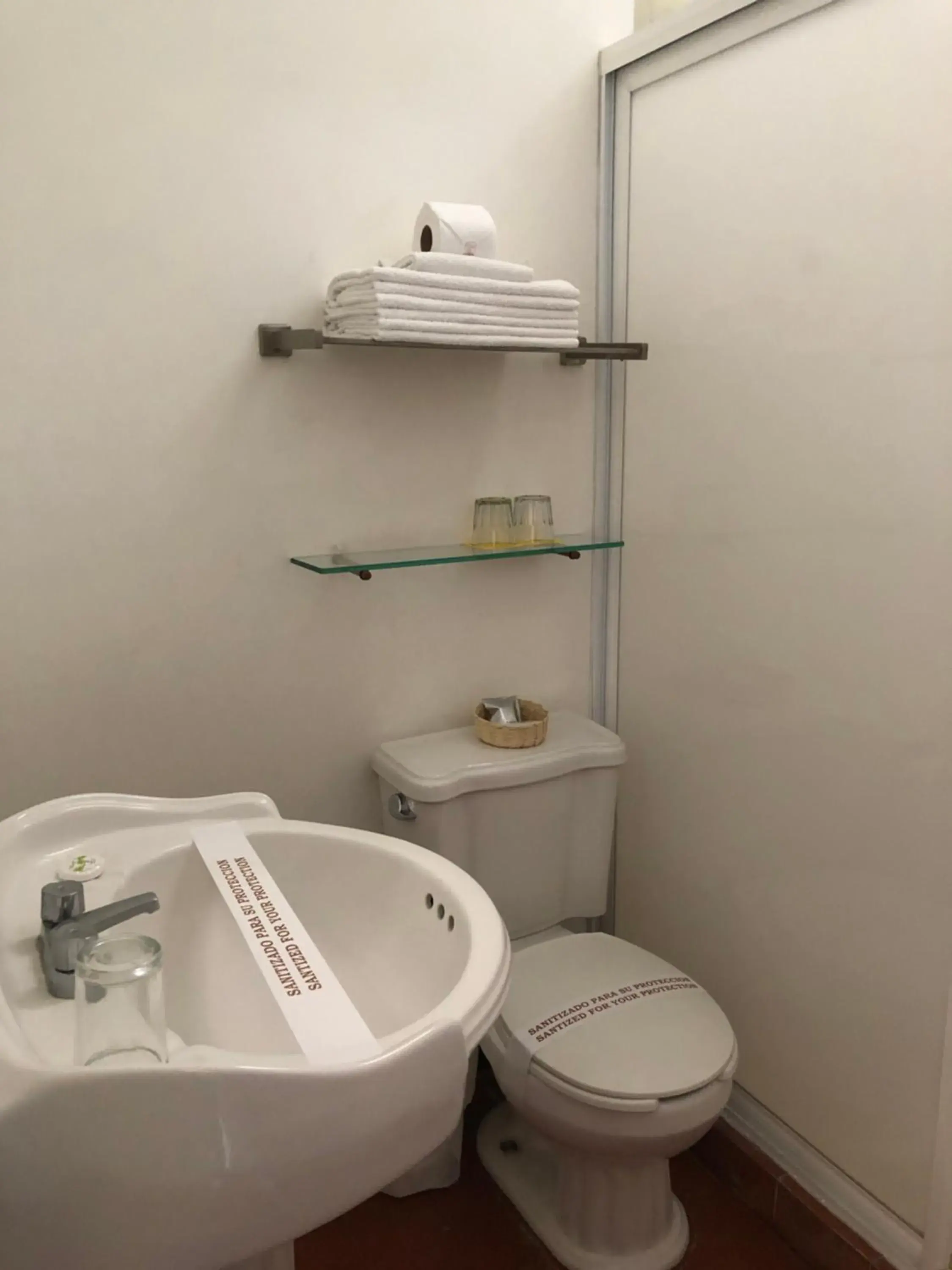 Bathroom in Hotel Ilebal Cuernavaca Centro - lugar con encanto! Bathroom in Hotel Ilebal Cuernavaca Centro - lugar con encanto!