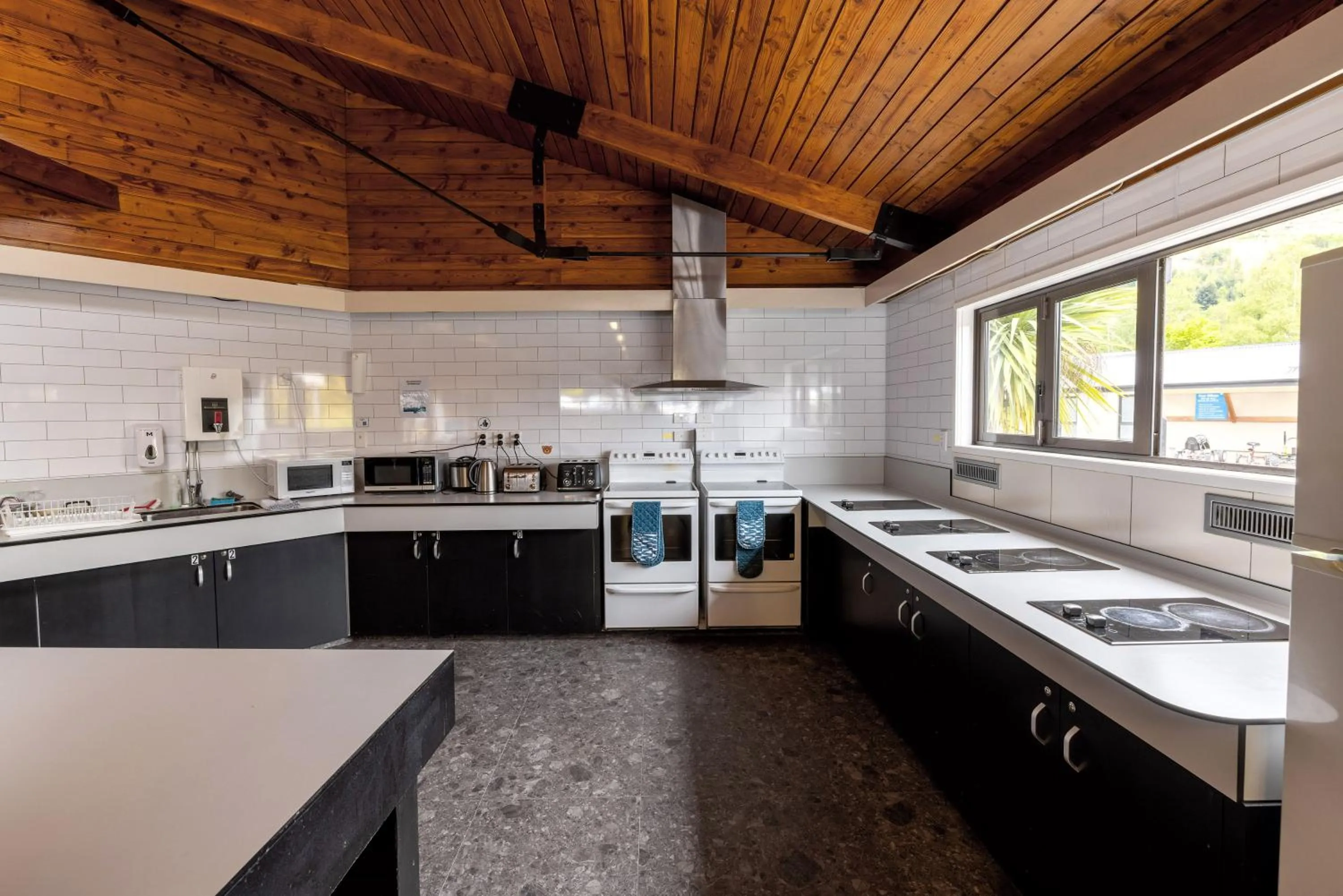 Kitchen or kitchenette in Queenstown Top 10 Holiday Park