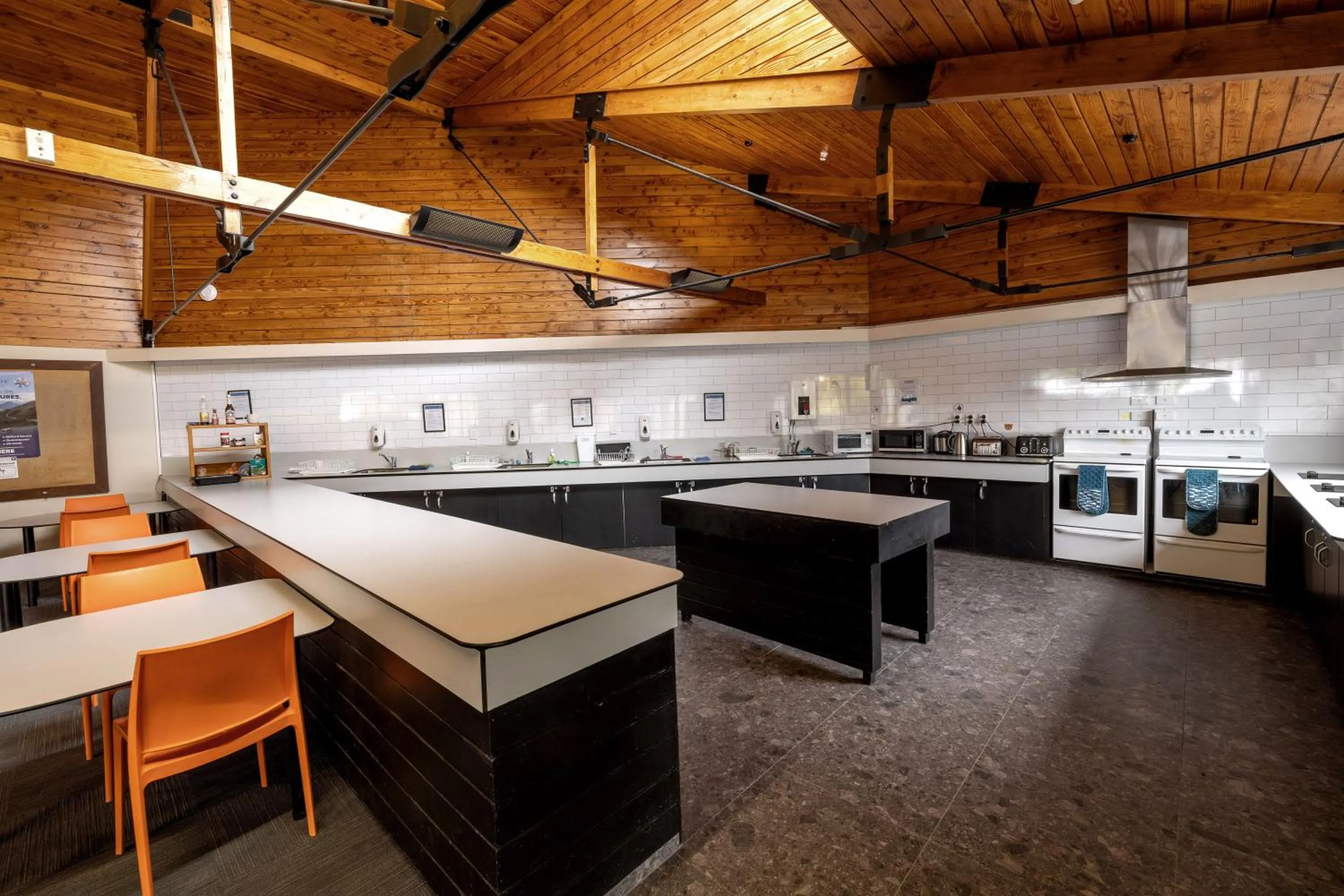 Kitchen or kitchenette in Queenstown Top 10 Holiday Park