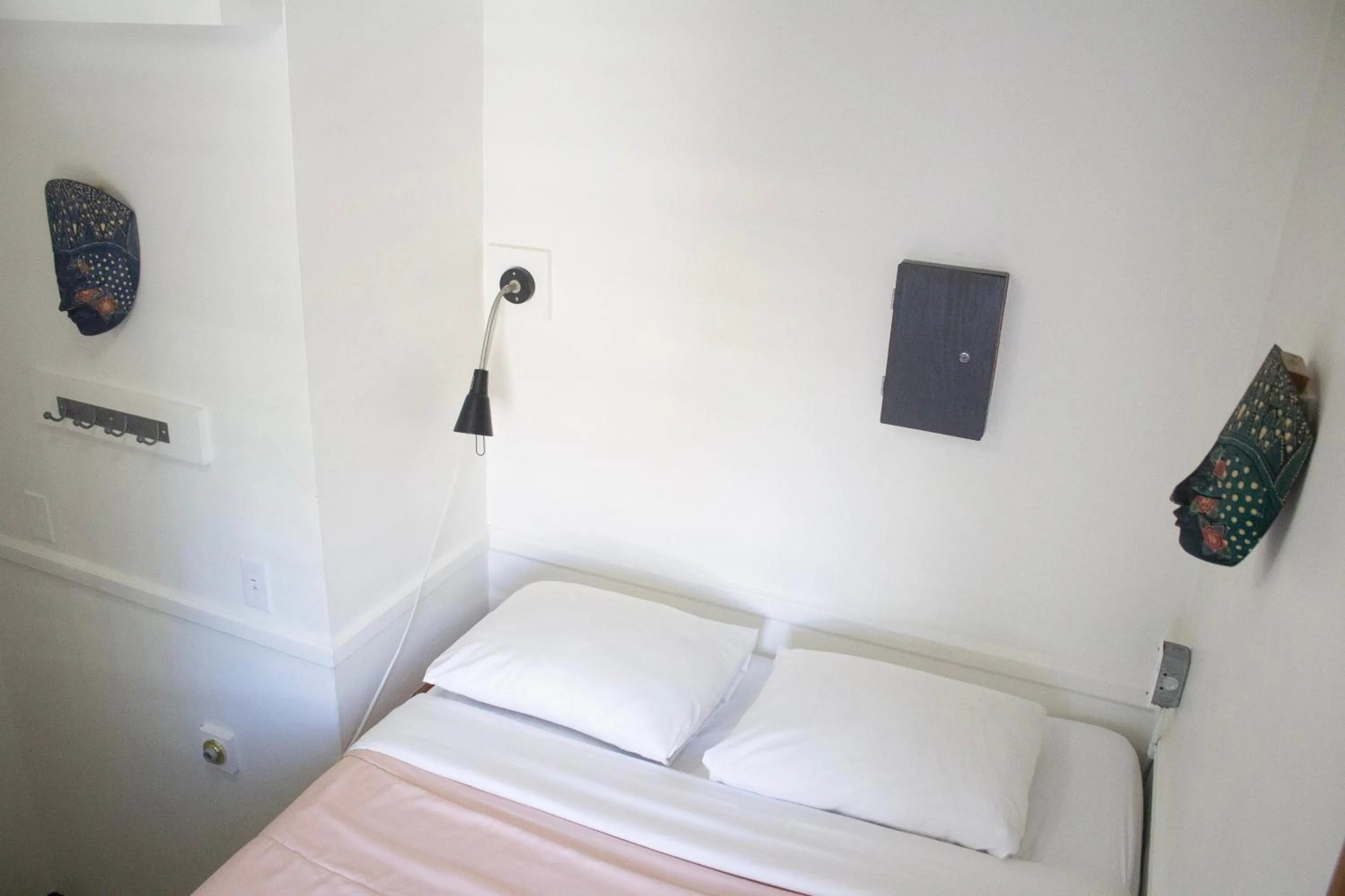 Bed in Ocean Island Inn | Backpackers | Suites