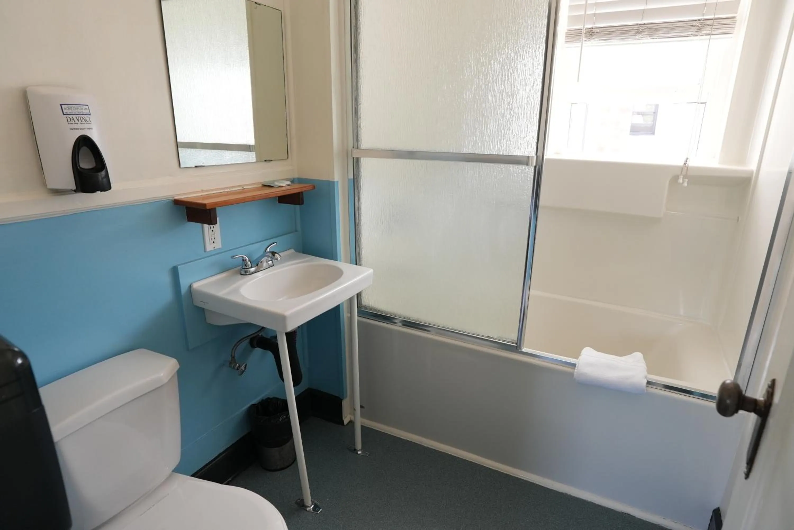 Bathroom in Ocean Island Inn | Backpackers | Suites