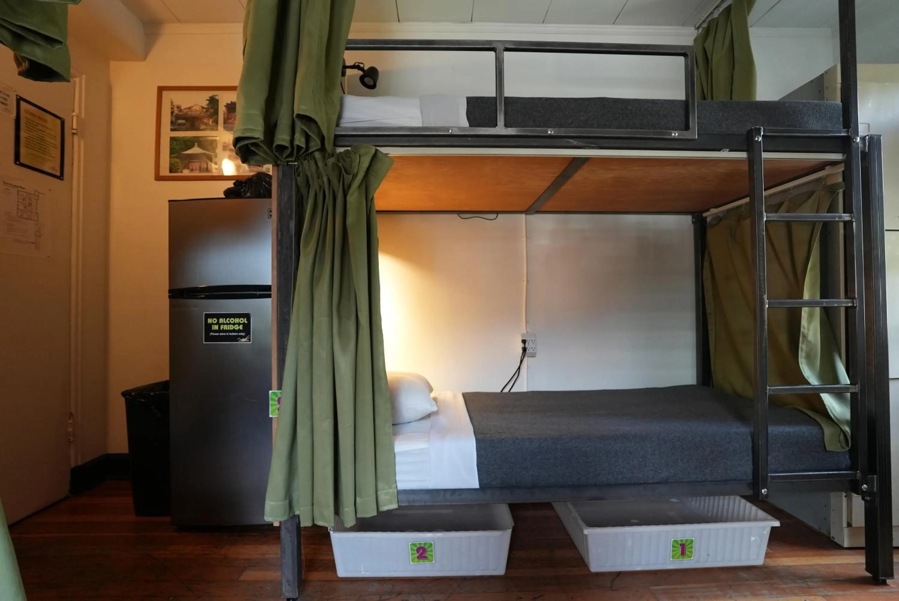 Photo of the whole room, Bed in Ocean Island Inn | Backpackers | Suites