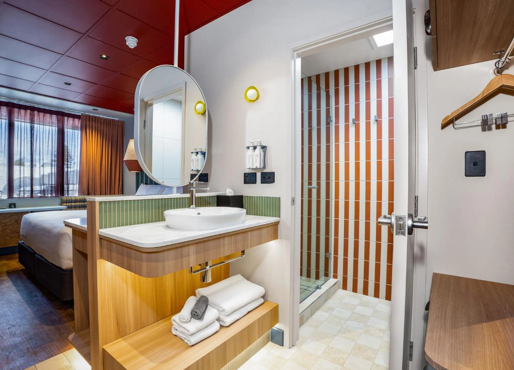 Bathroom, Bed in Marion Hotel