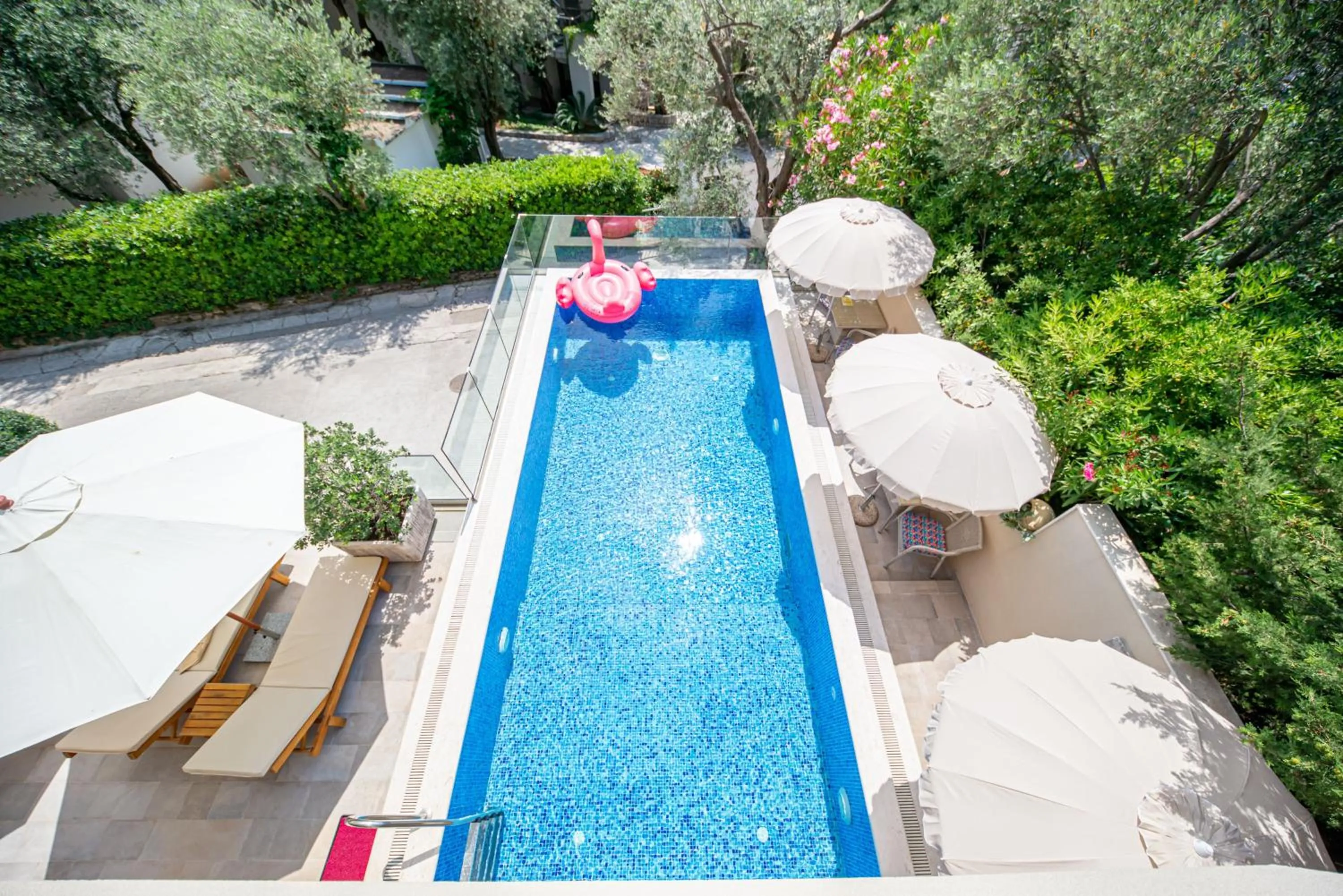 Pool view in B&B Amfora