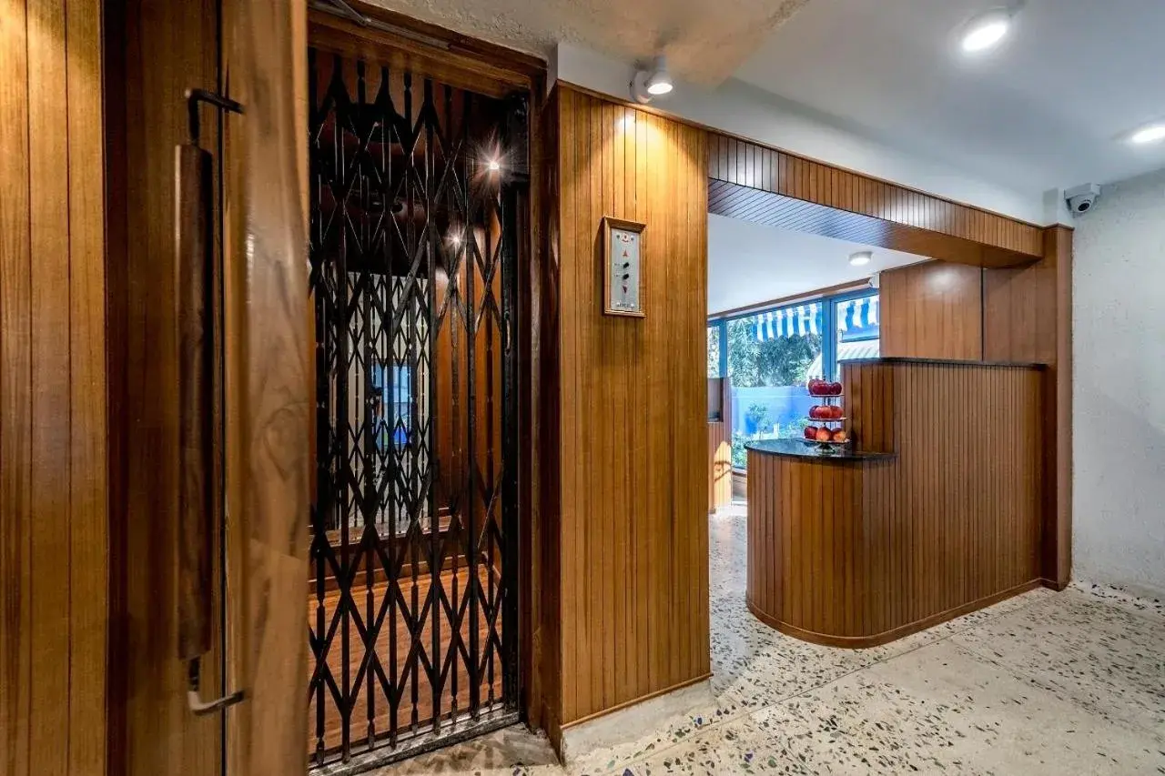 Lobby or reception in Hotel Kemps Corner Lobby or reception in Hotel Kemps Corner