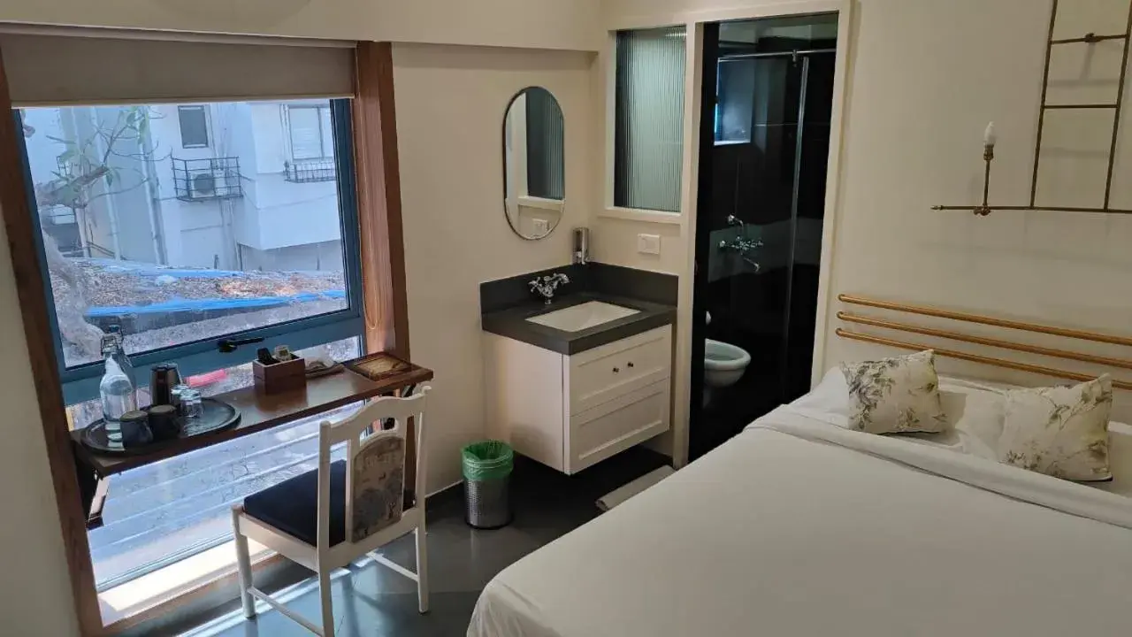 Executive Room - single occupancy in Hotel Kemps Corner Executive Room - single occupancy in Hotel Kemps Corner