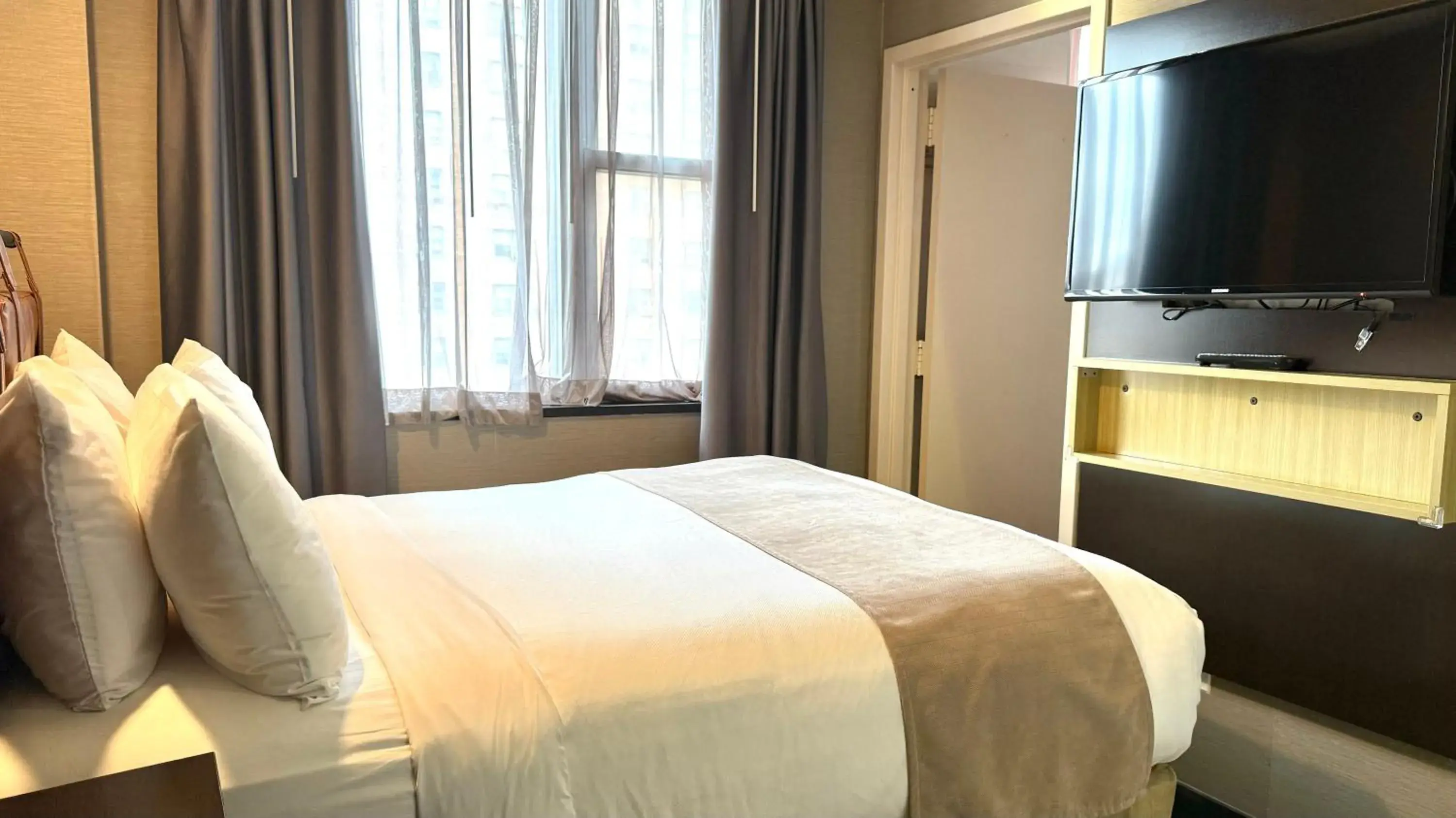 Photo of the whole room, Bed in Madison LES Hotel Photo of the whole room, Bed in Madison LES Hotel