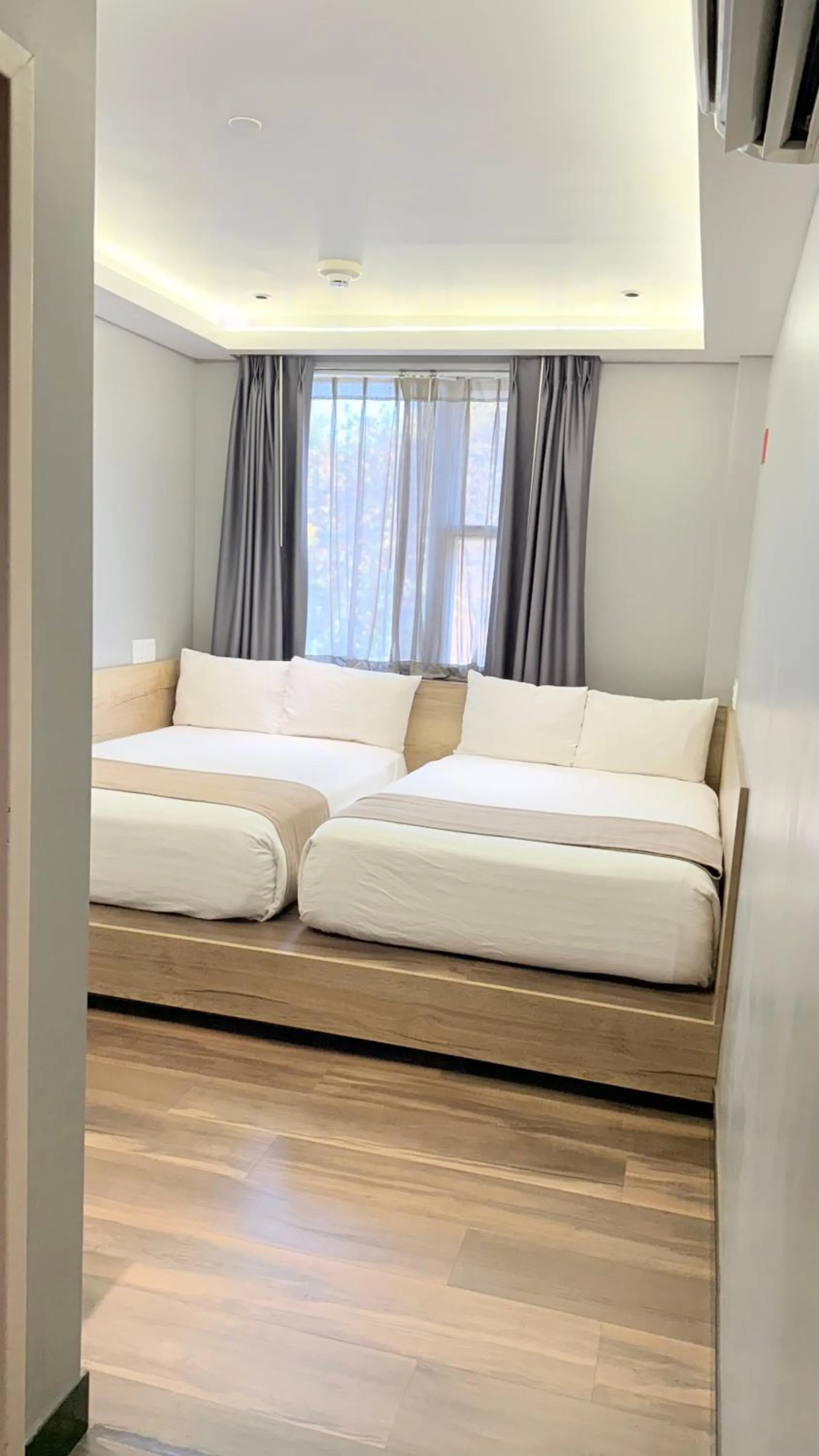 Photo of the whole room, Bed in Madison LES Hotel