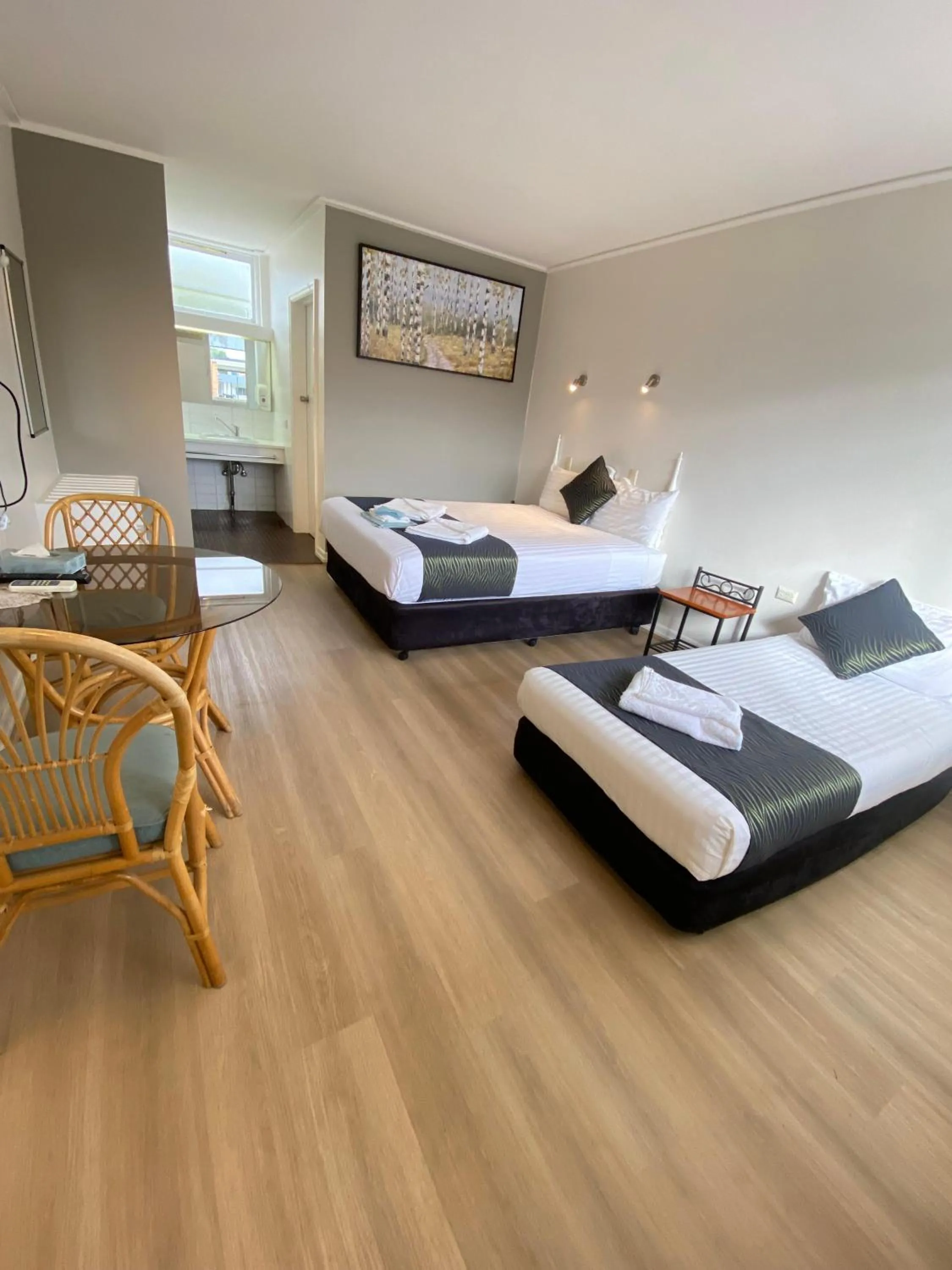 Photo of the whole room, Bed in Cobb Inlander Motel