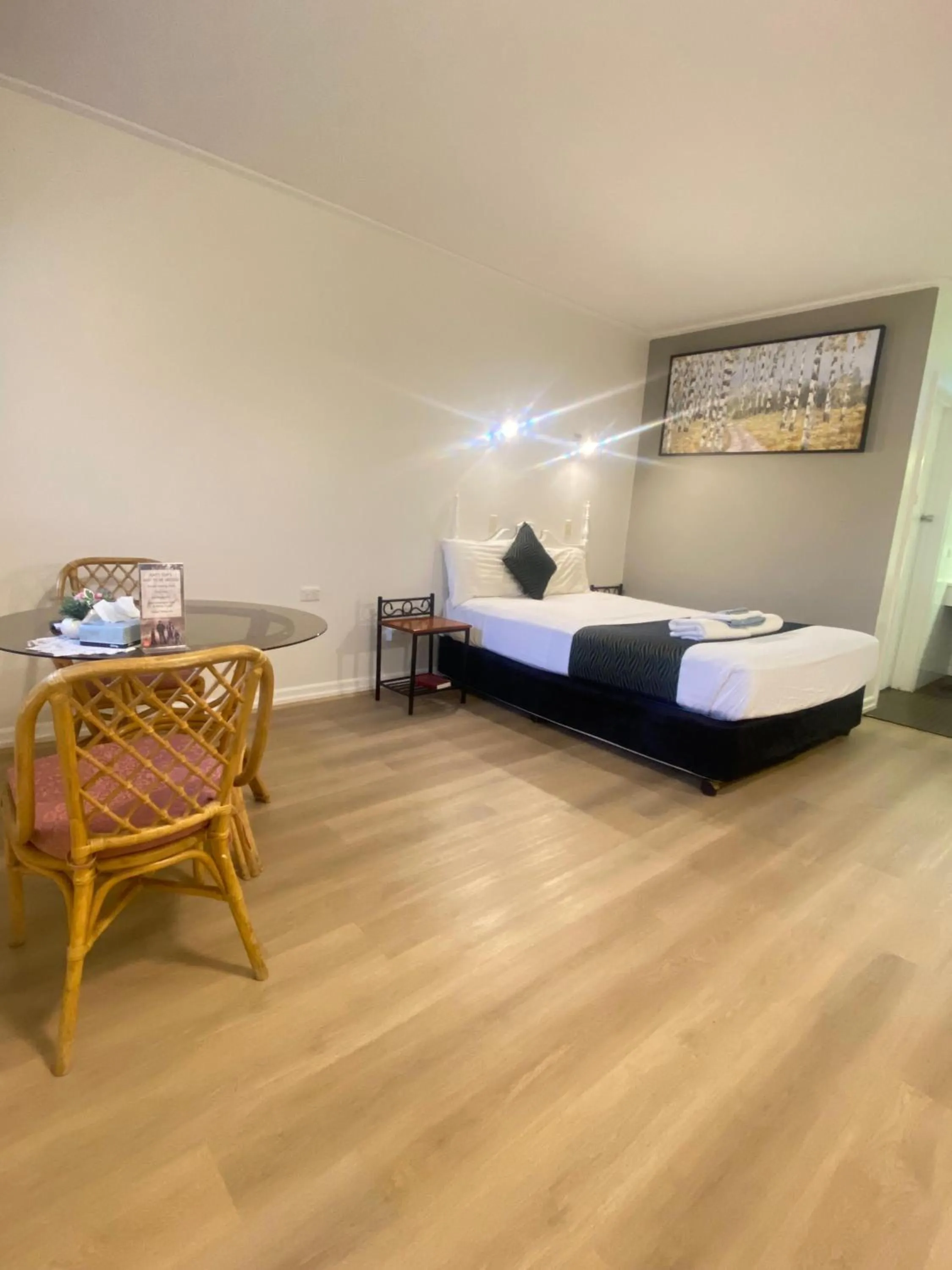 Photo of the whole room, Bed in Cobb Inlander Motel