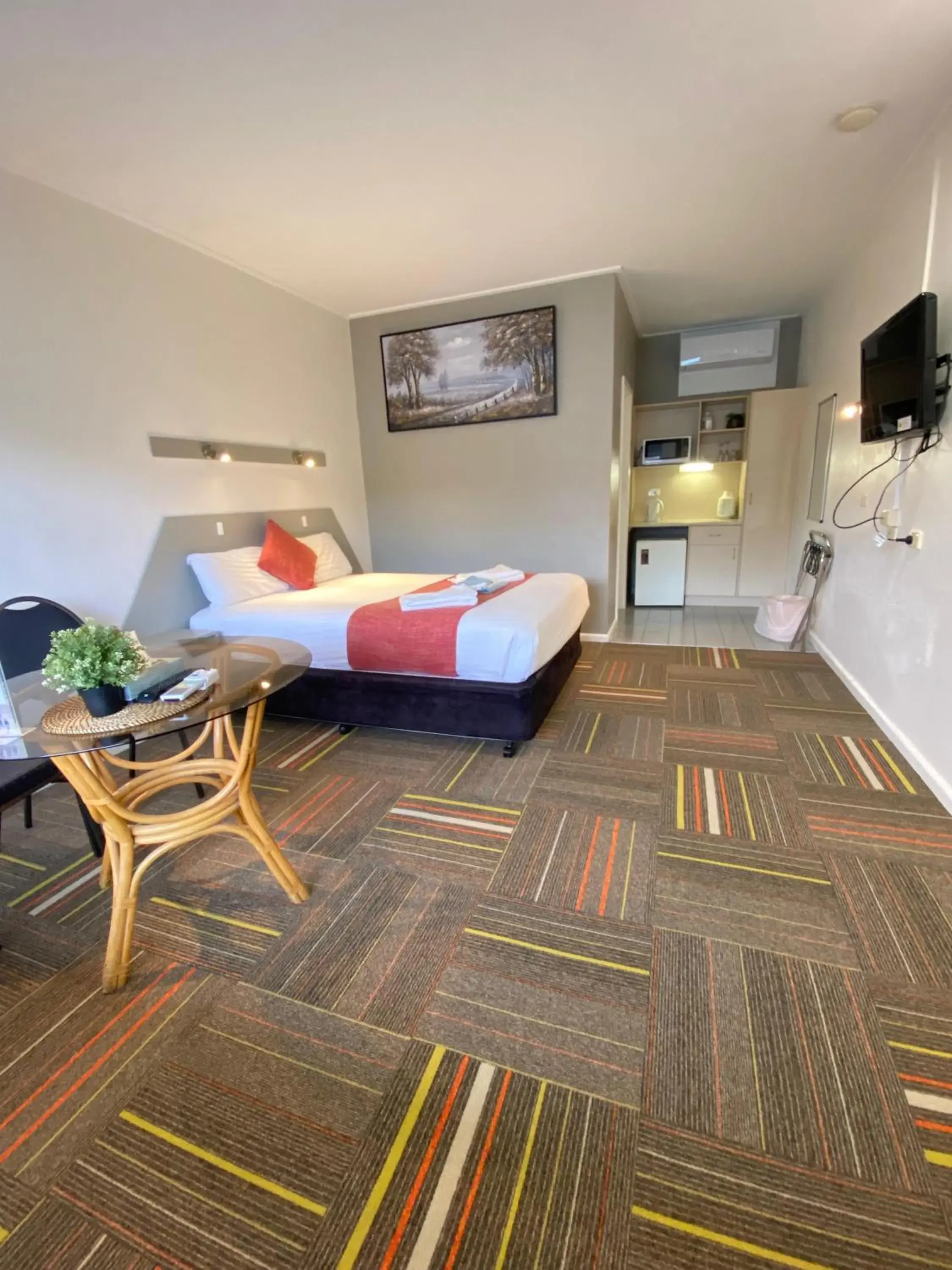 Photo of the whole room, Bed in Cobb Inlander Motel Photo of the whole room, Bed in Cobb Inlander Motel