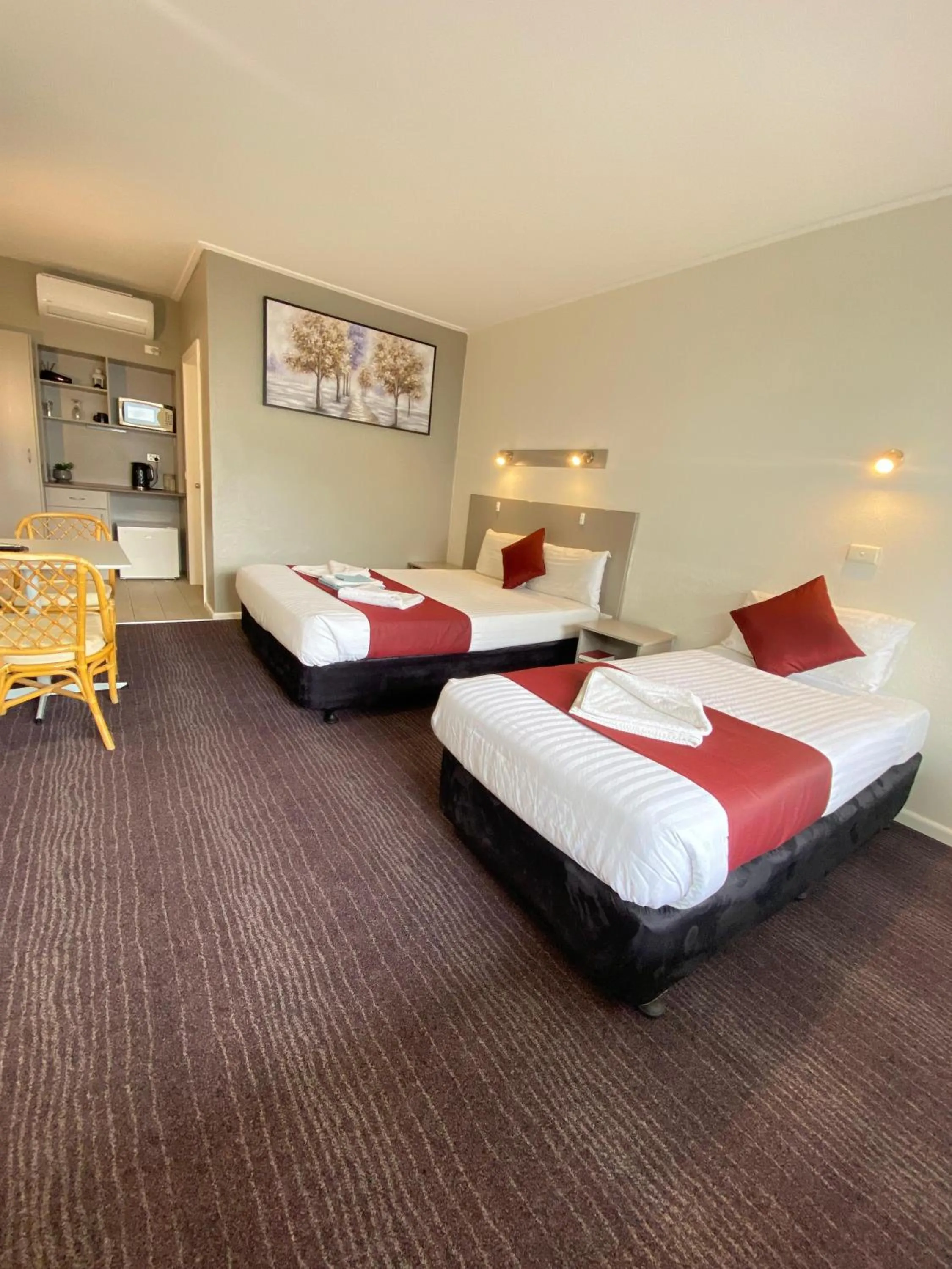 Photo of the whole room, Bed in Cobb Inlander Motel