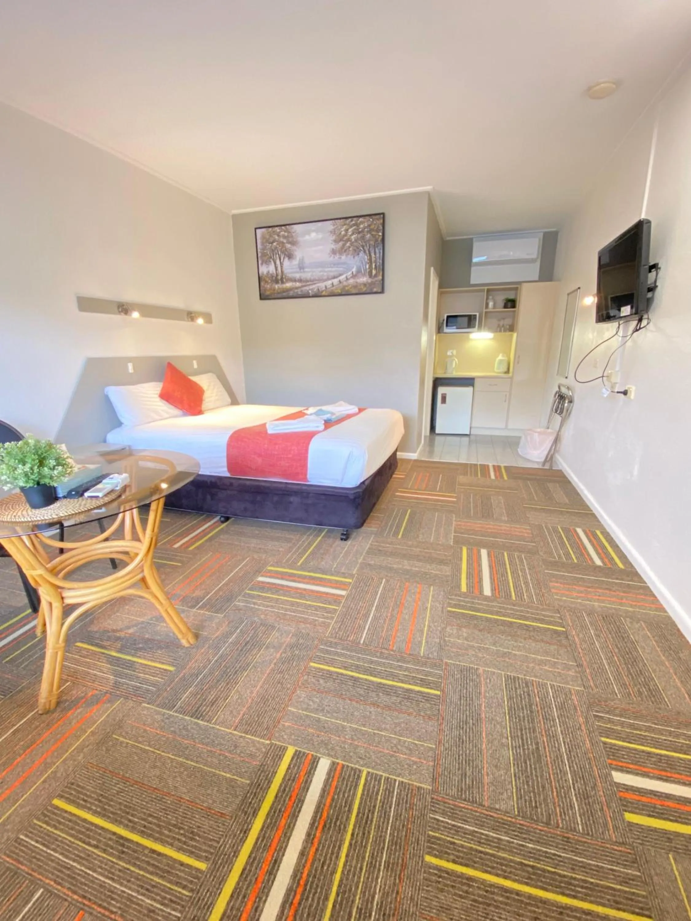 Photo of the whole room, Bed in Cobb Inlander Motel