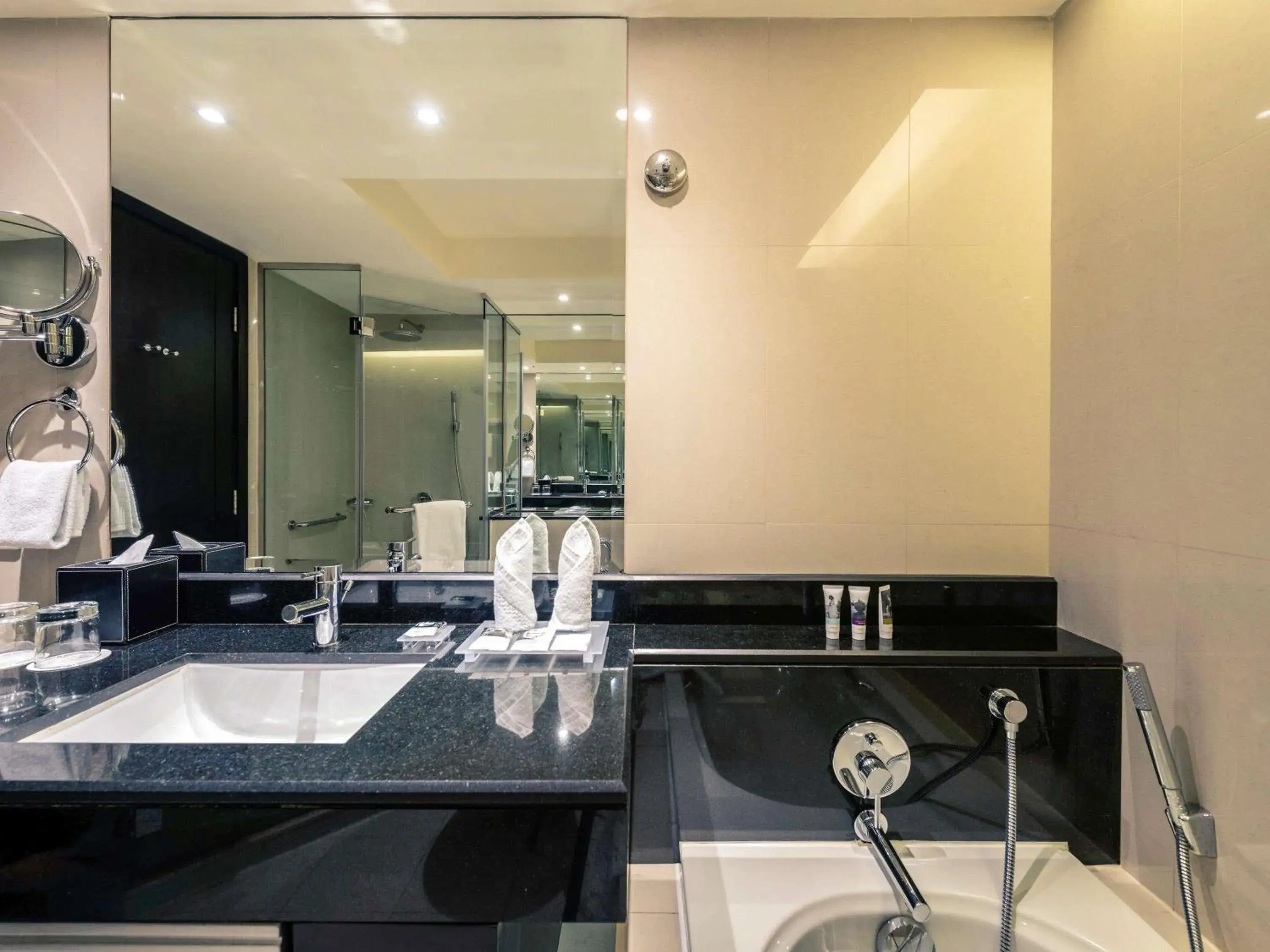 Bedroom in Mercure Gold Hotel Jumeirah Dubai by Accor Bedroom in Mercure Gold Hotel Jumeirah Dubai by Accor