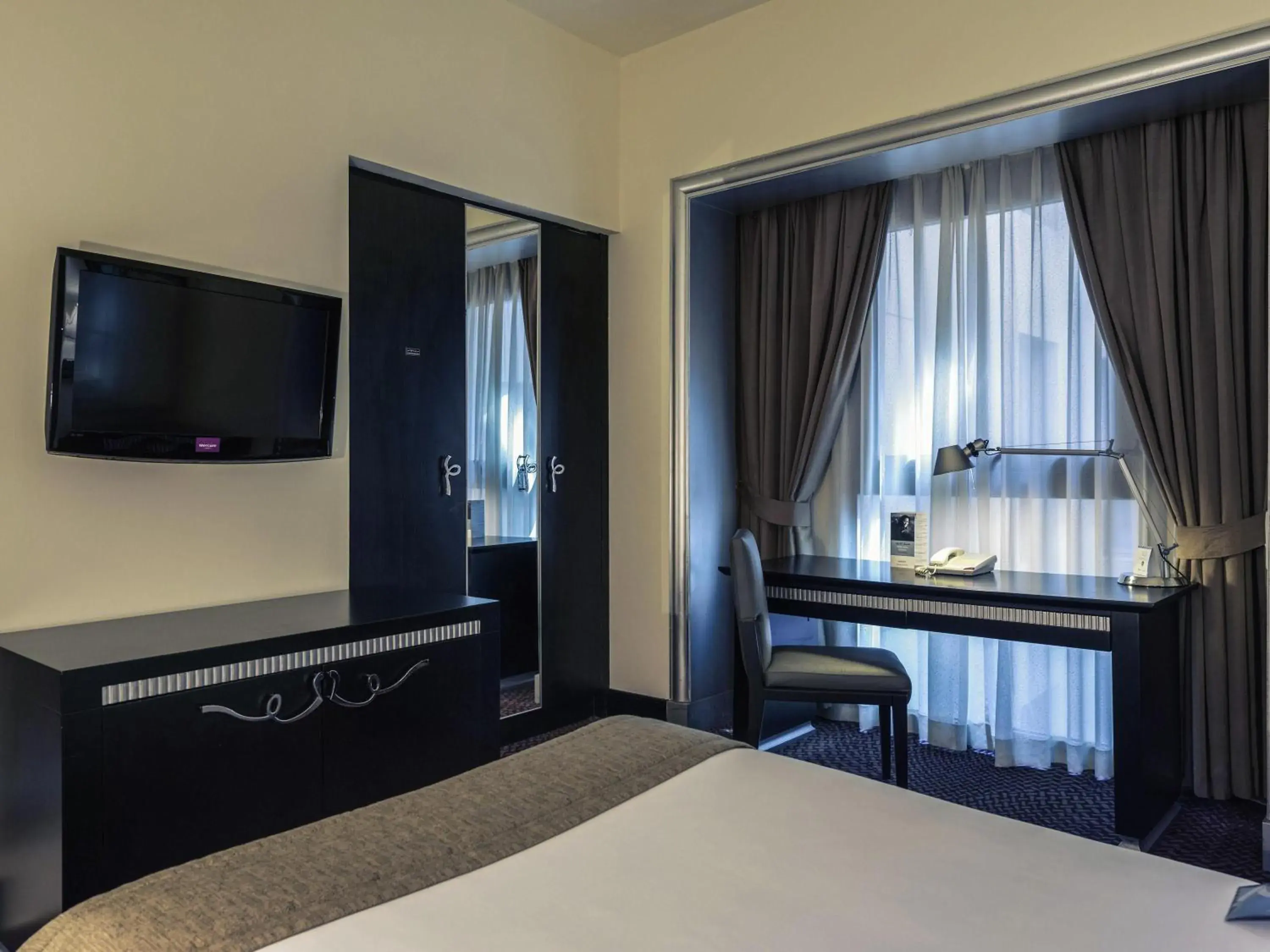 Bedroom, Bed in Mercure Gold Hotel Jumeirah Dubai by Accor Bedroom, Bed in Mercure Gold Hotel Jumeirah Dubai by Accor