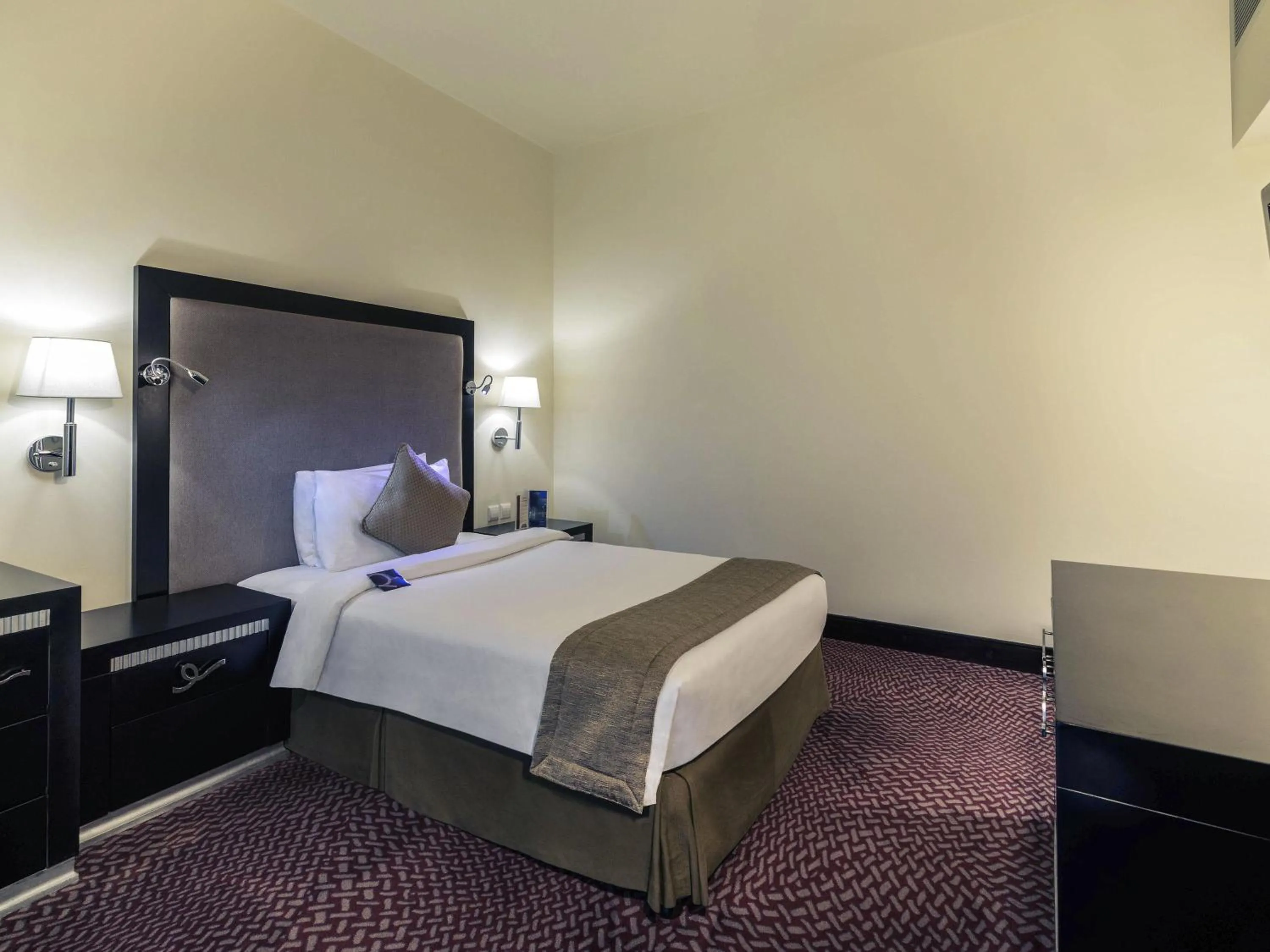 Bedroom, Bed in Mercure Gold Hotel Jumeirah Dubai by Accor