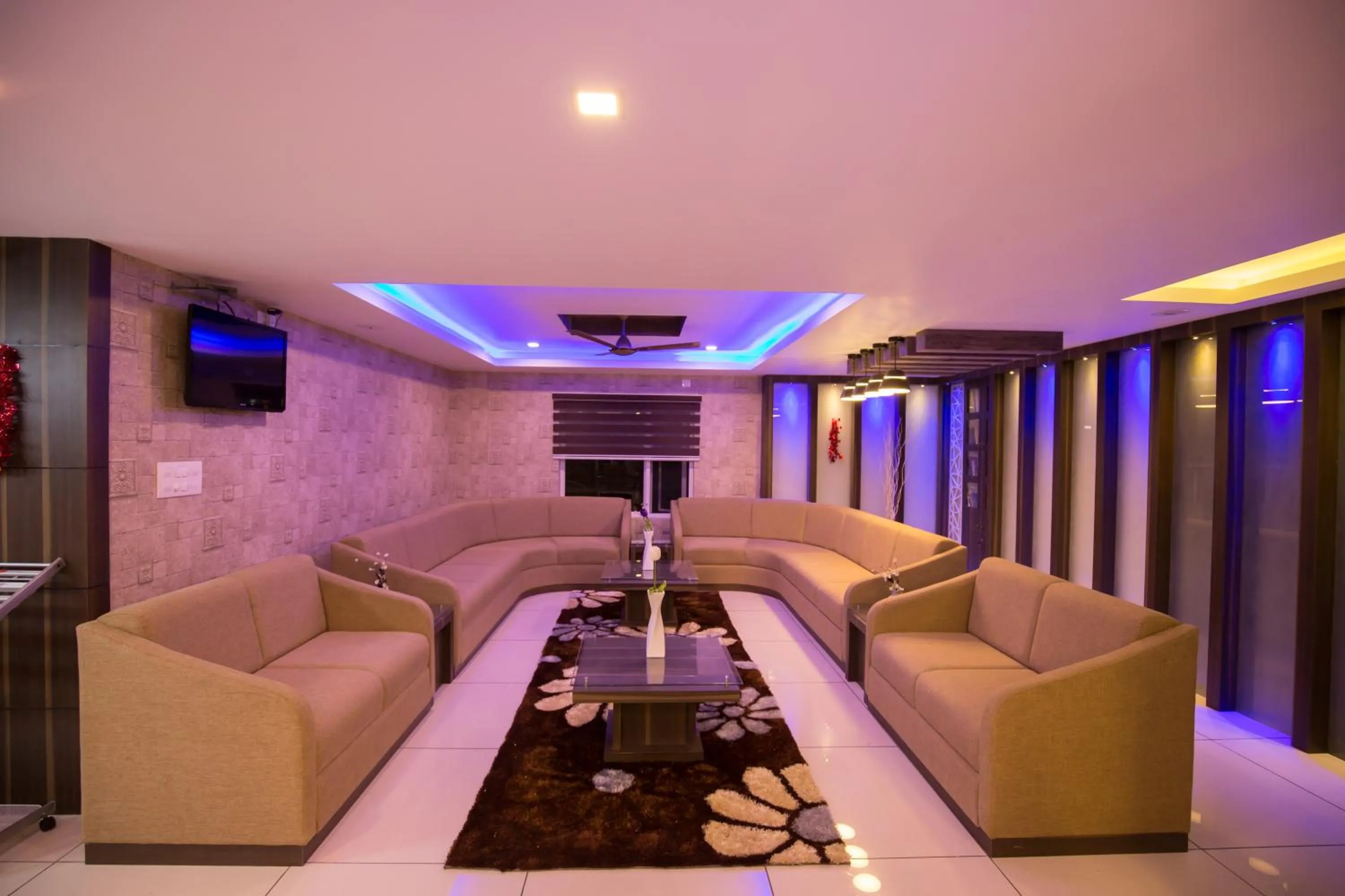 Communal lounge/ TV room in South Gate Residency