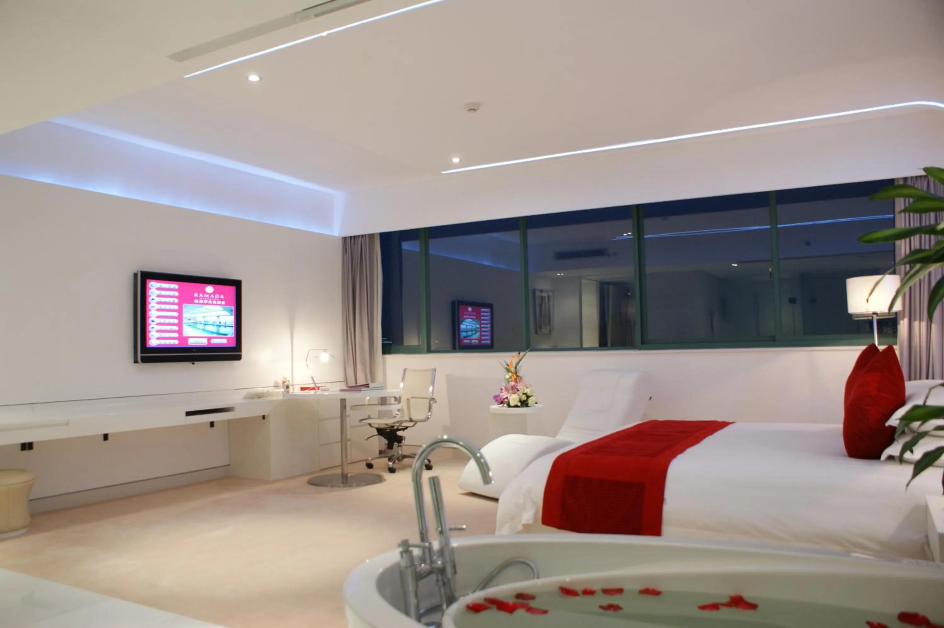 Bedroom in Ramada Plaza by Wyndham Hangzhou Riverside