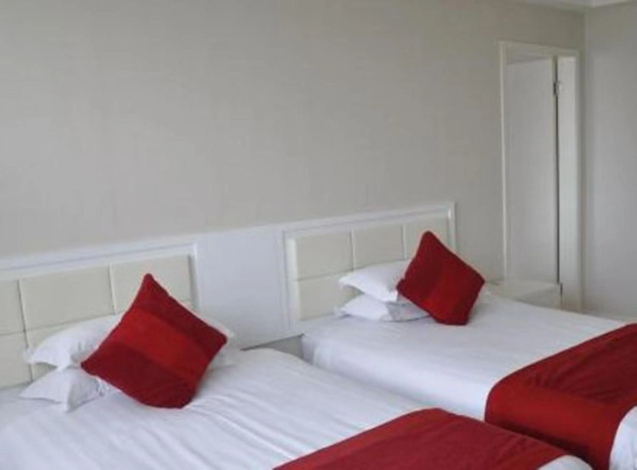 Photo of the whole room in Ramada Plaza by Wyndham Hangzhou Riverside