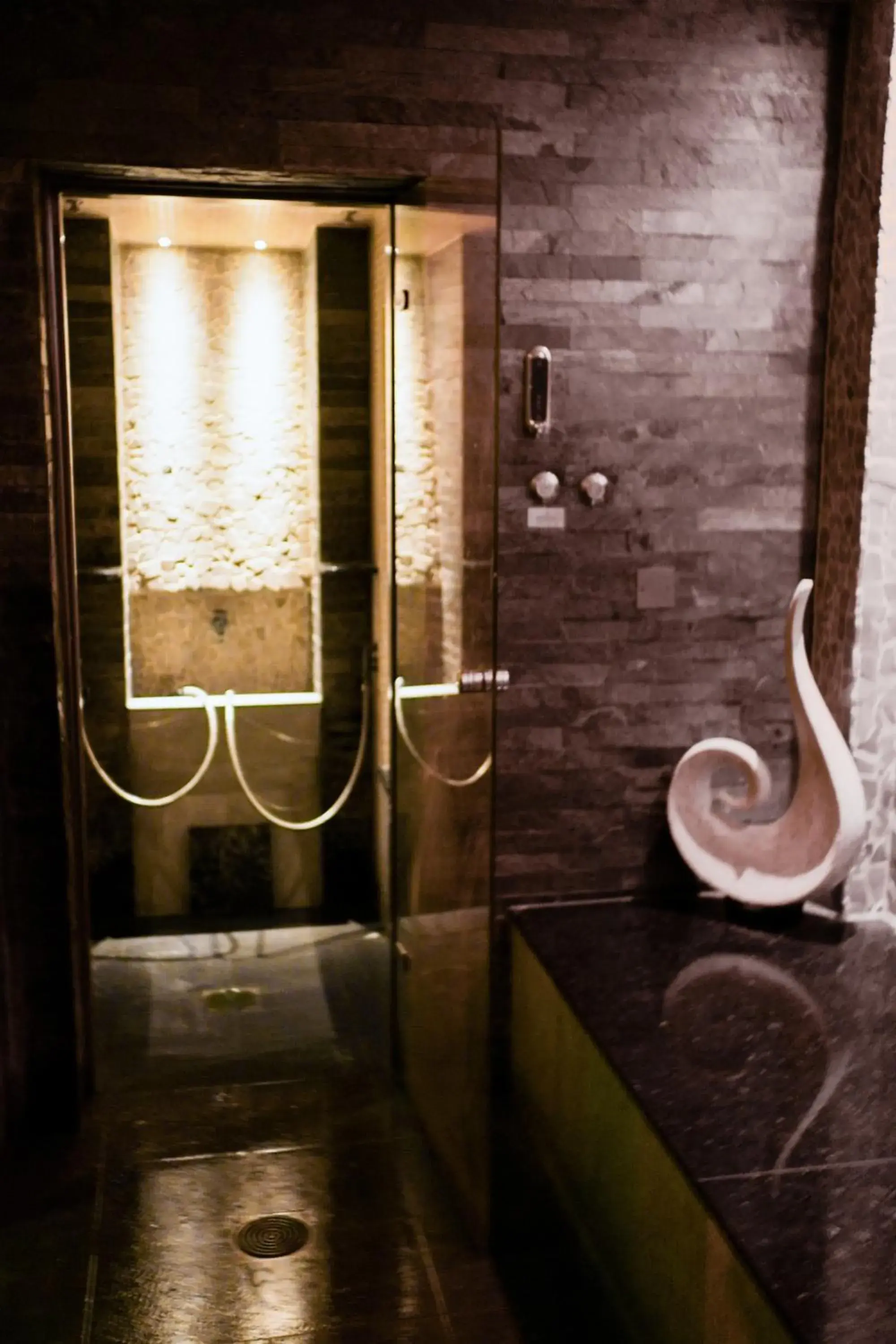 Spa and wellness centre/facilities in De Vere Cotswold Water Park Spa and wellness centre/facilities in De Vere Cotswold Water Park