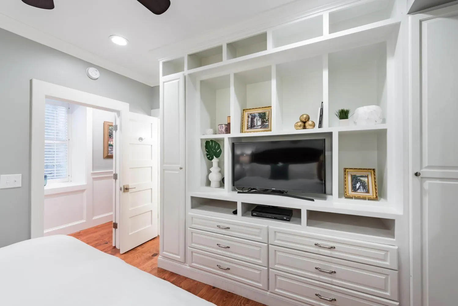 TV and multimedia, Bed in The Quarters on Vendue