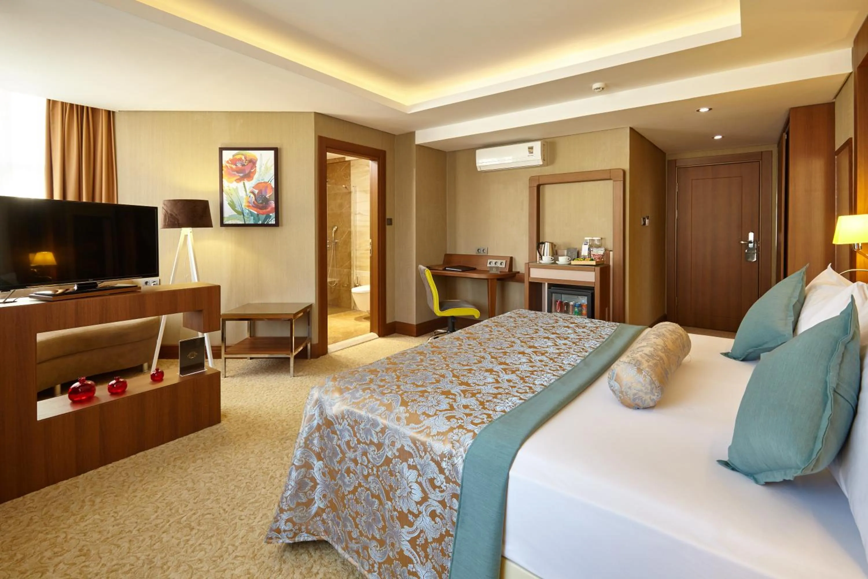 Photo of the whole room, Bed in Buruciye Hotel