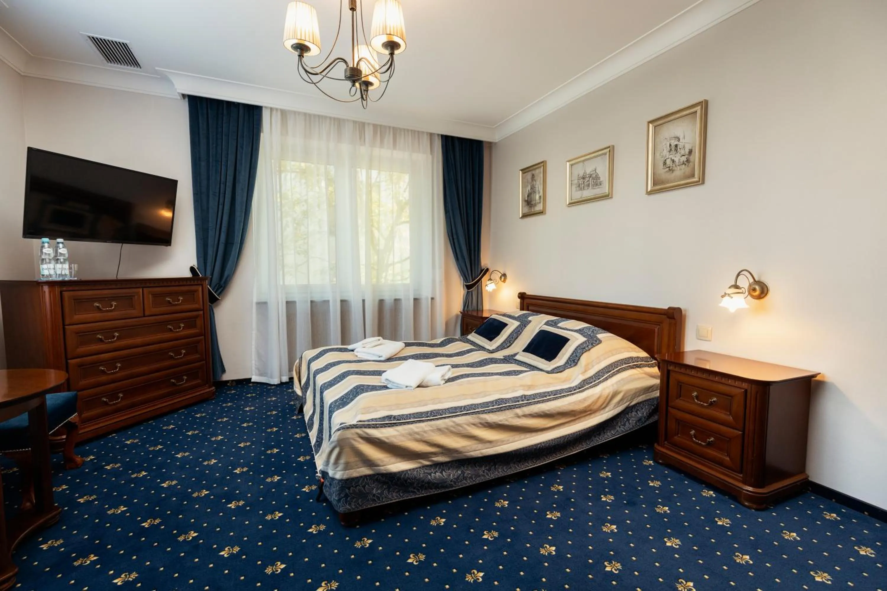 Photo of the whole room, Bed in Villa Toscania-check in 24h