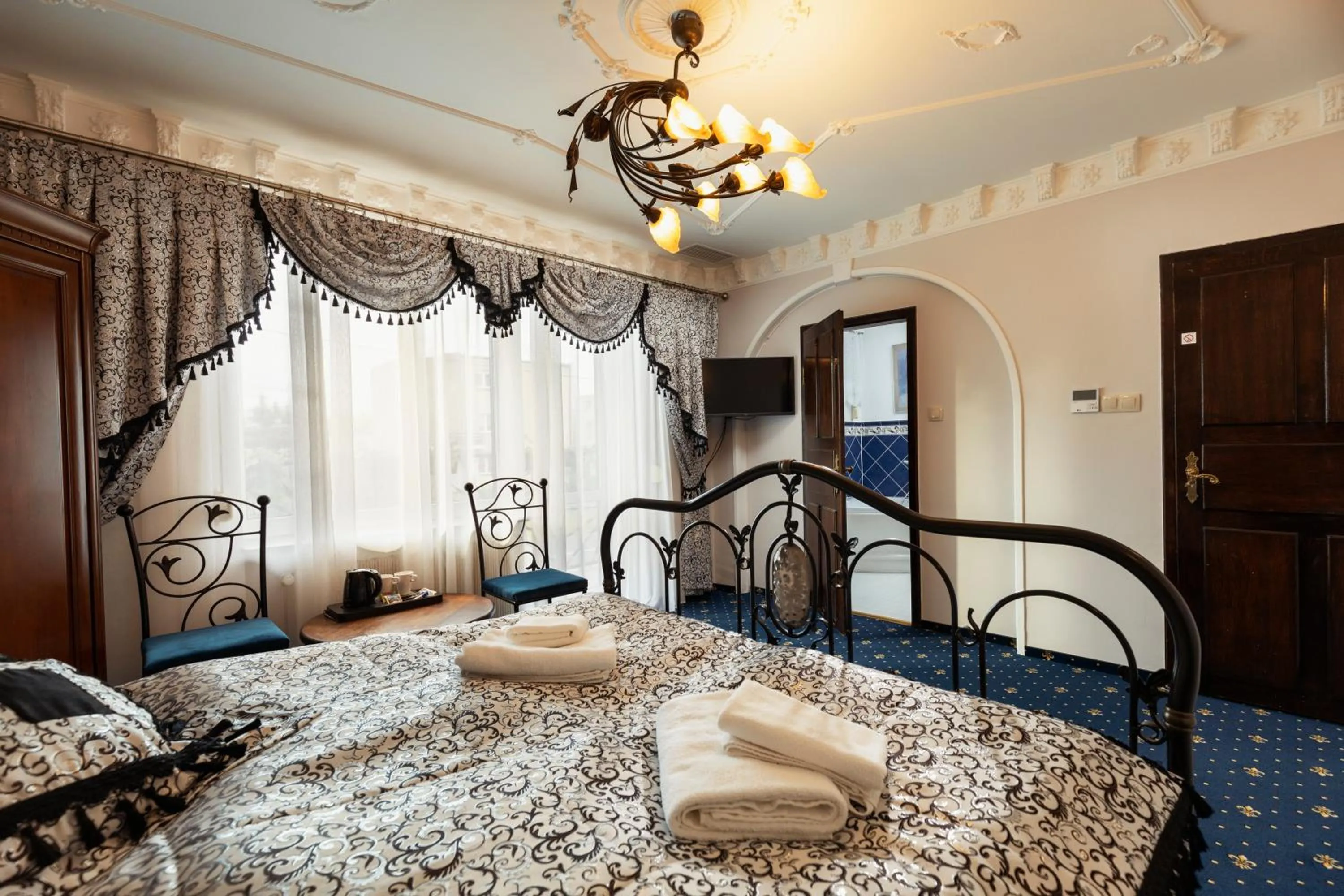 Bed in Villa Toscania-check in 24h