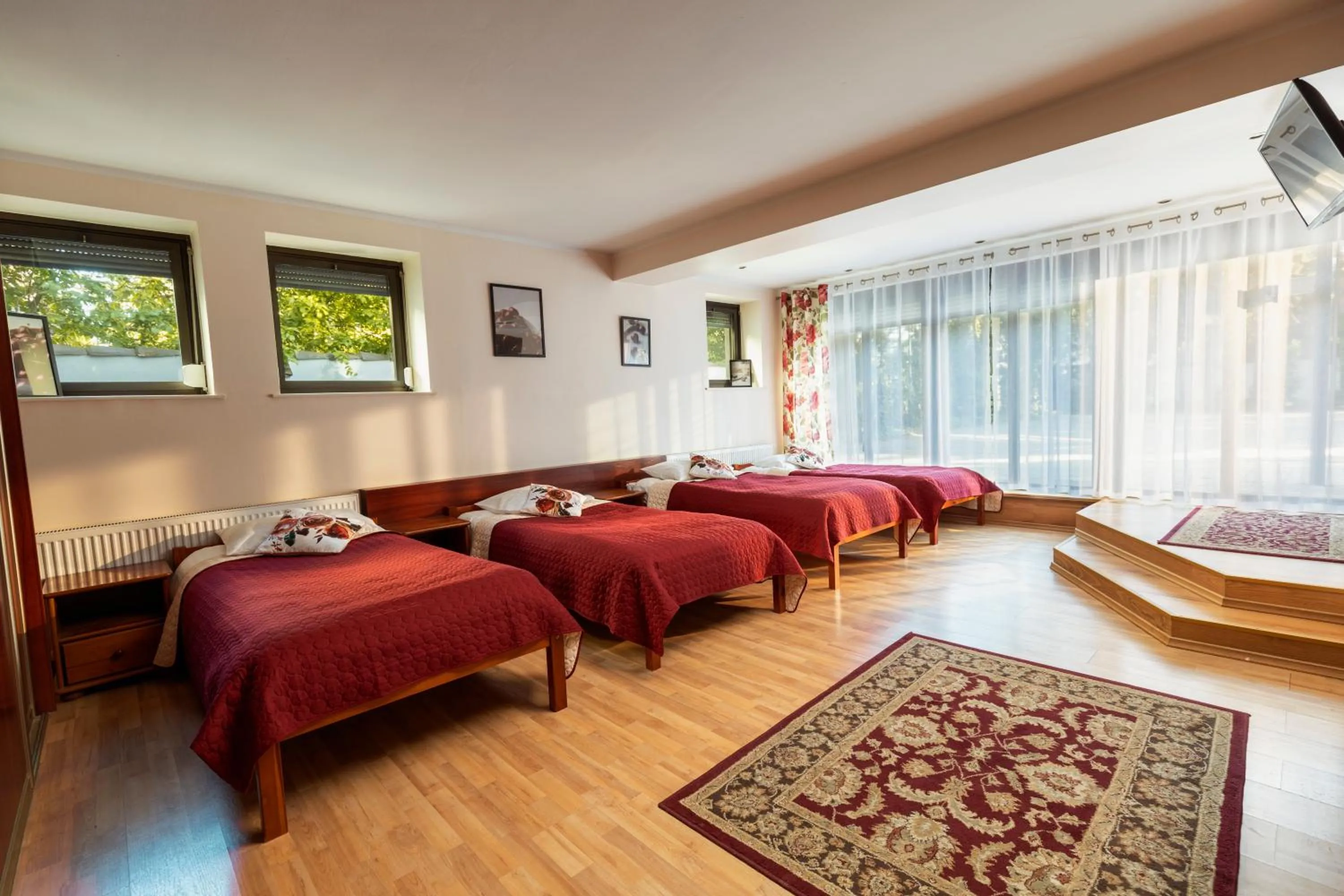 Bed in Villa Toscania-check in 24h