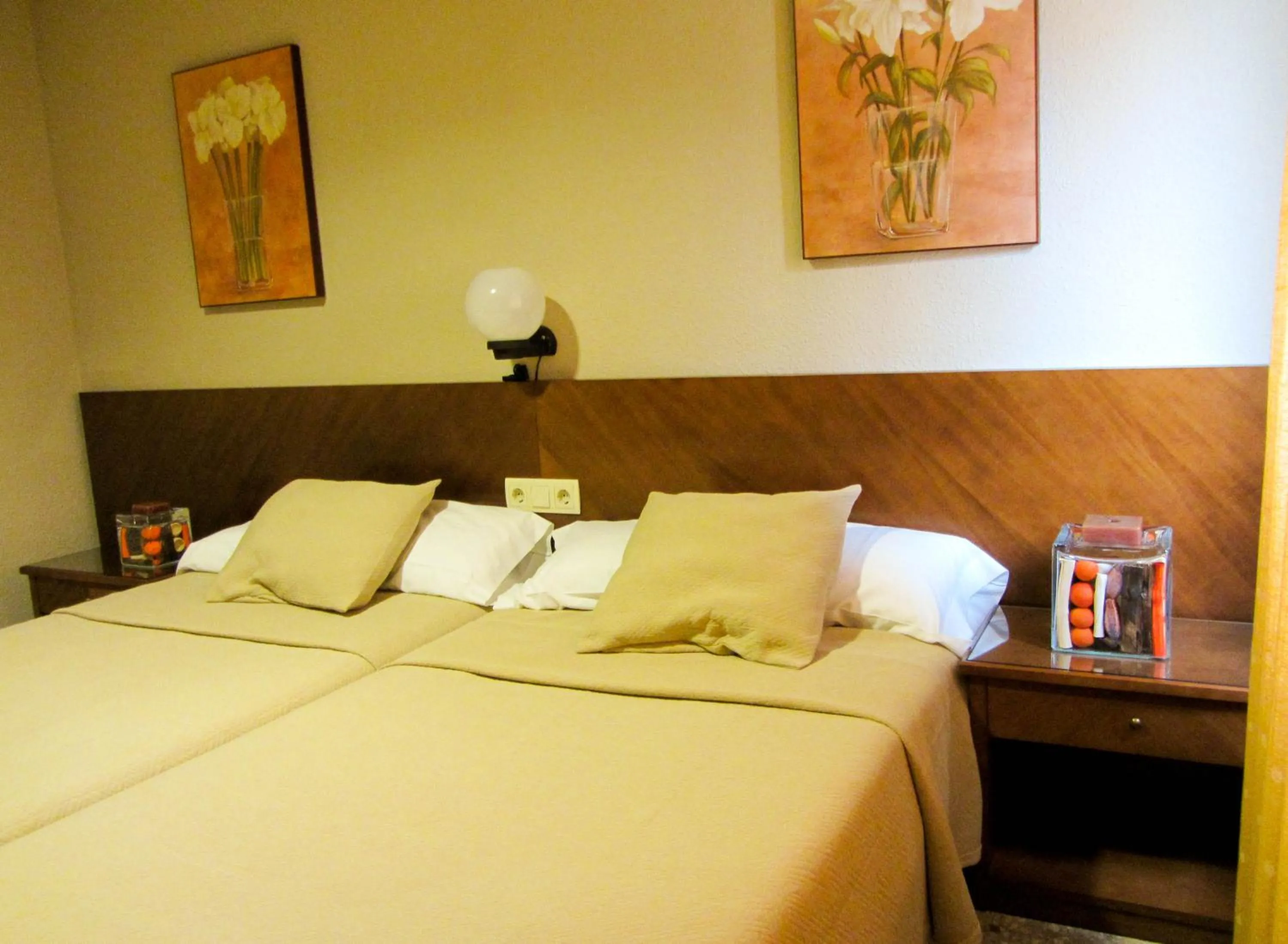 Decorative detail, Bed in Hotel Avenida