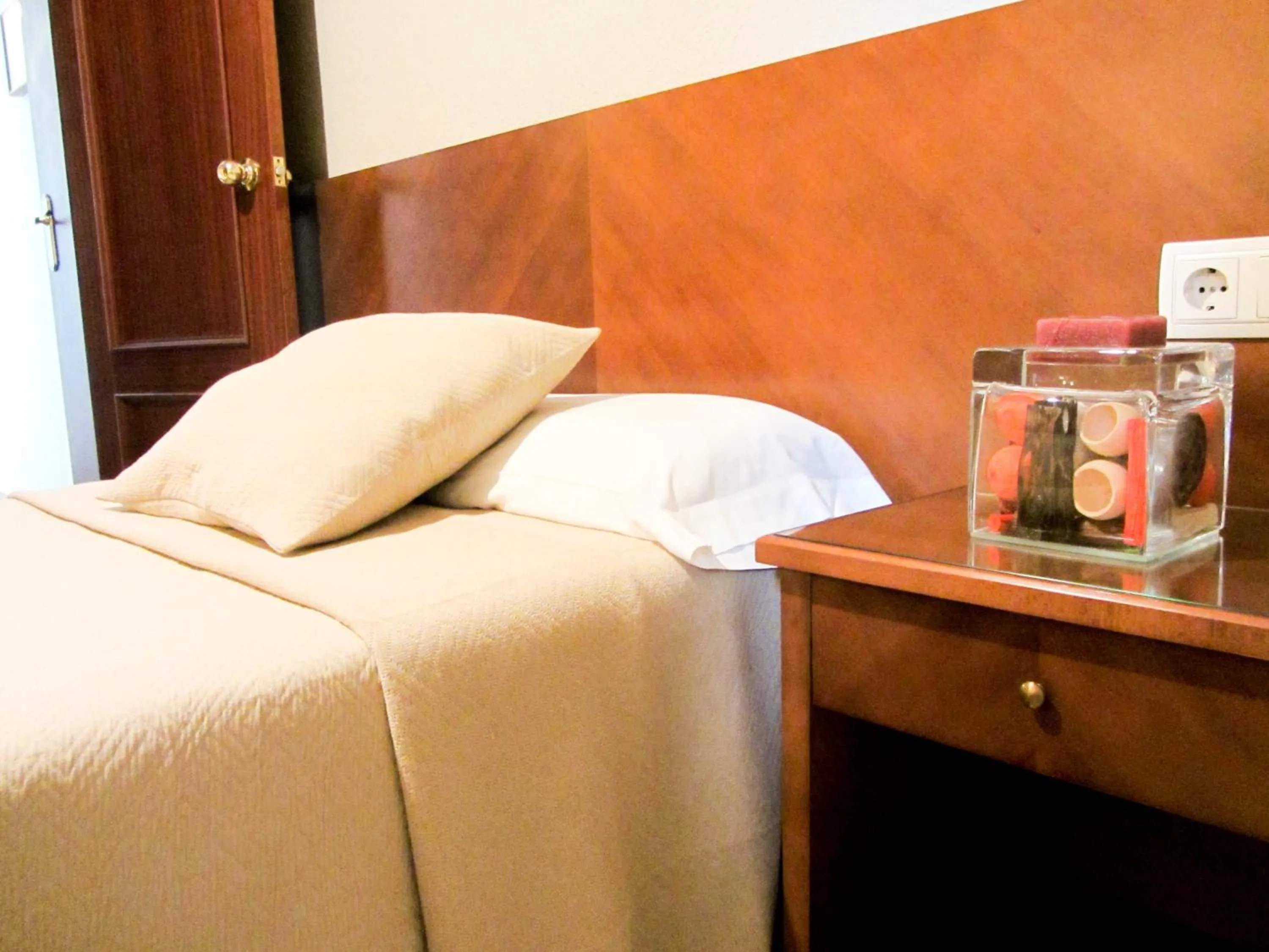 Decorative detail, Bed in Hotel Avenida