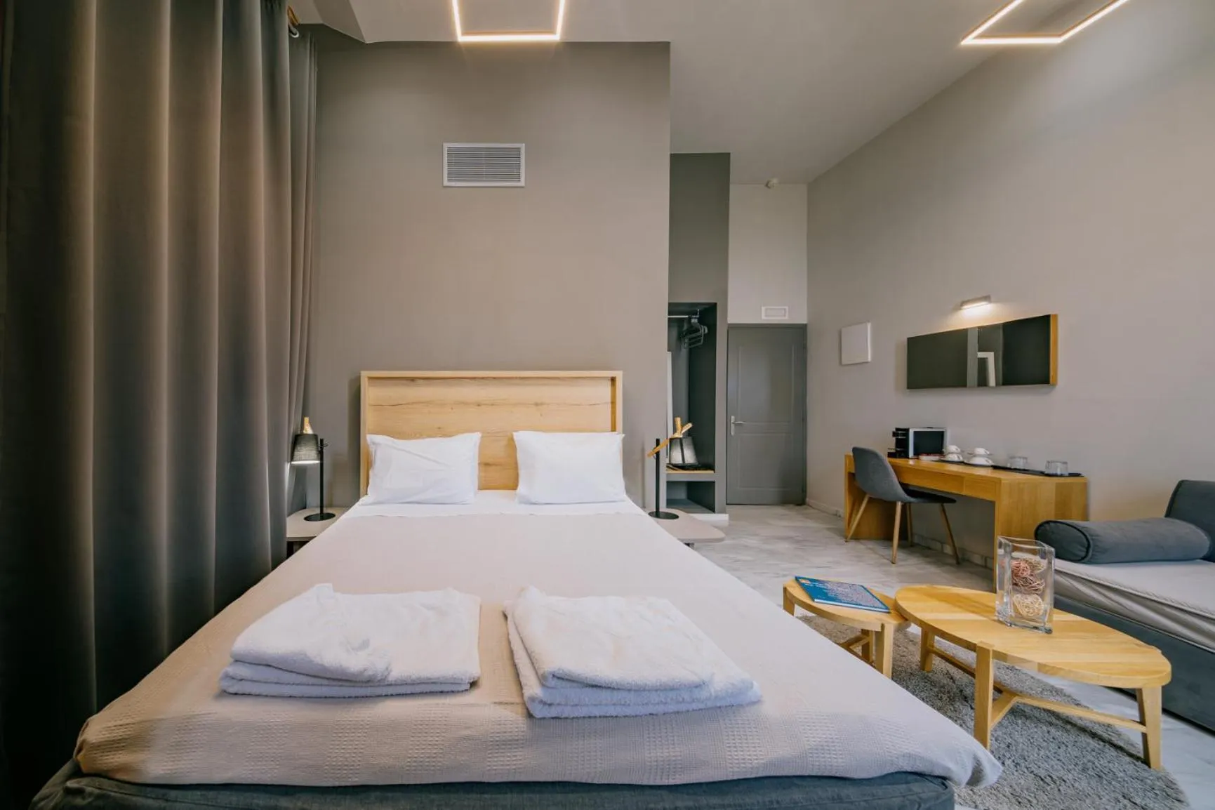 Photo of the whole room, Bed in Chios City Inn