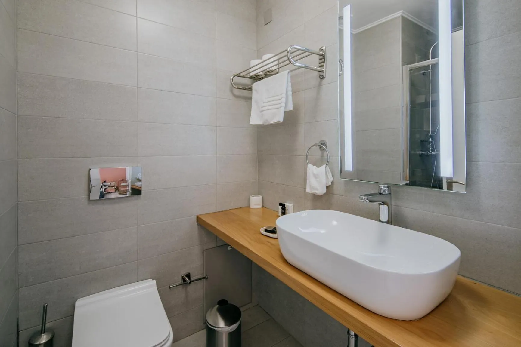 Toilet in Chios City Inn