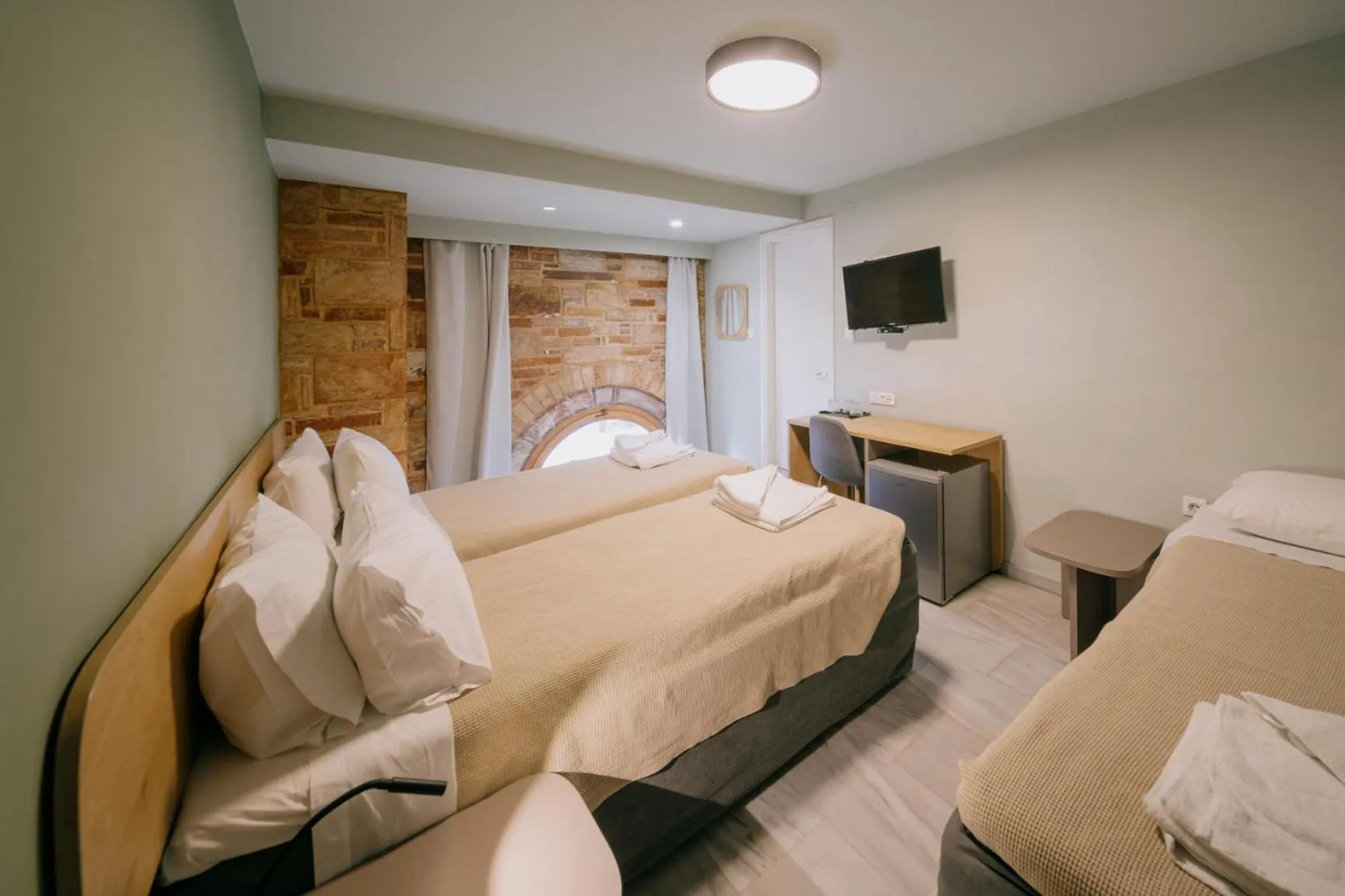 Photo of the whole room, Bed in Chios City Inn