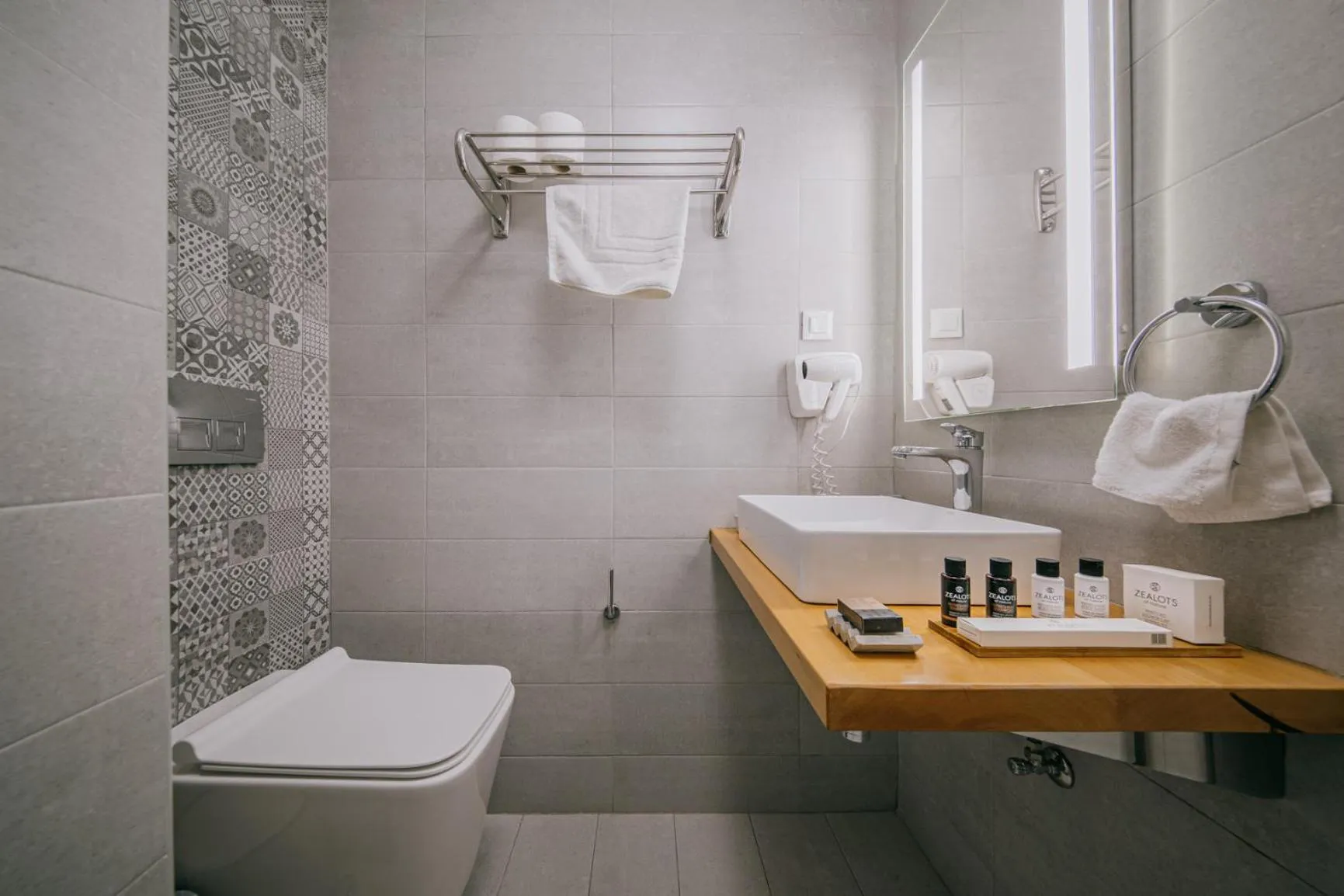 Toilet in Chios City Inn