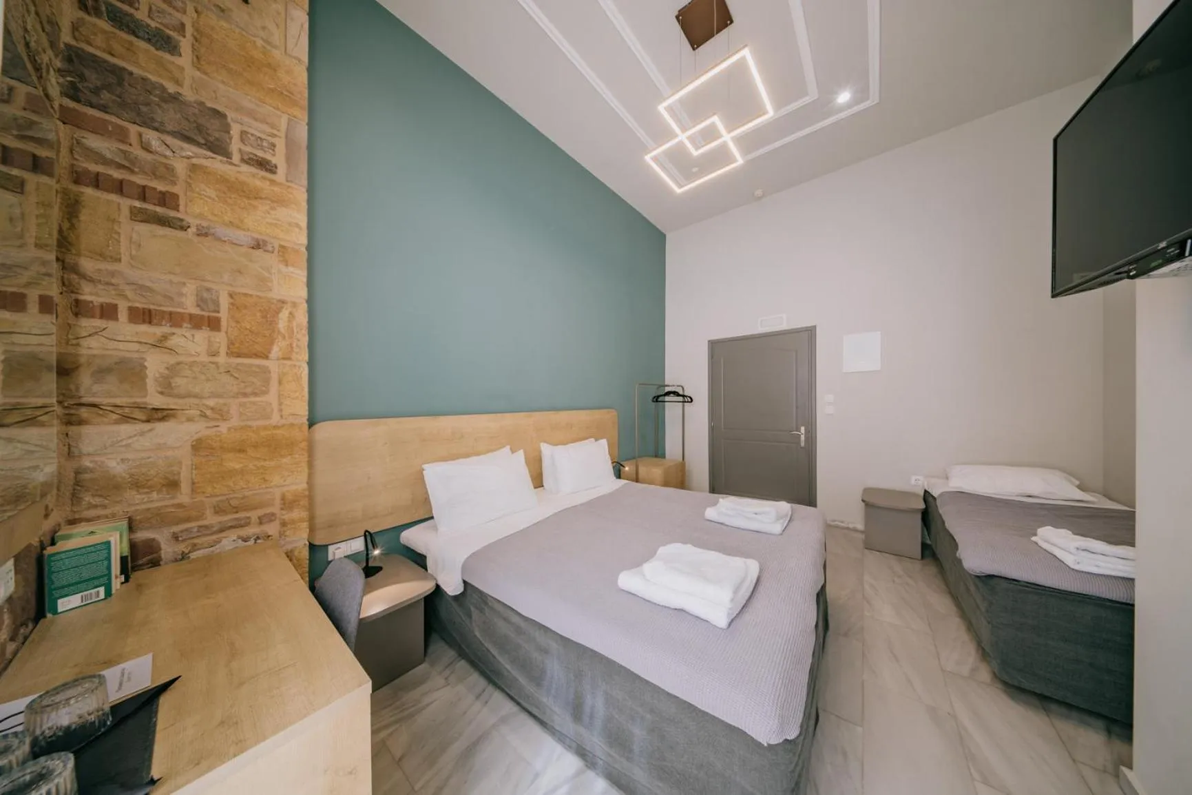 Photo of the whole room, Bed in Chios City Inn