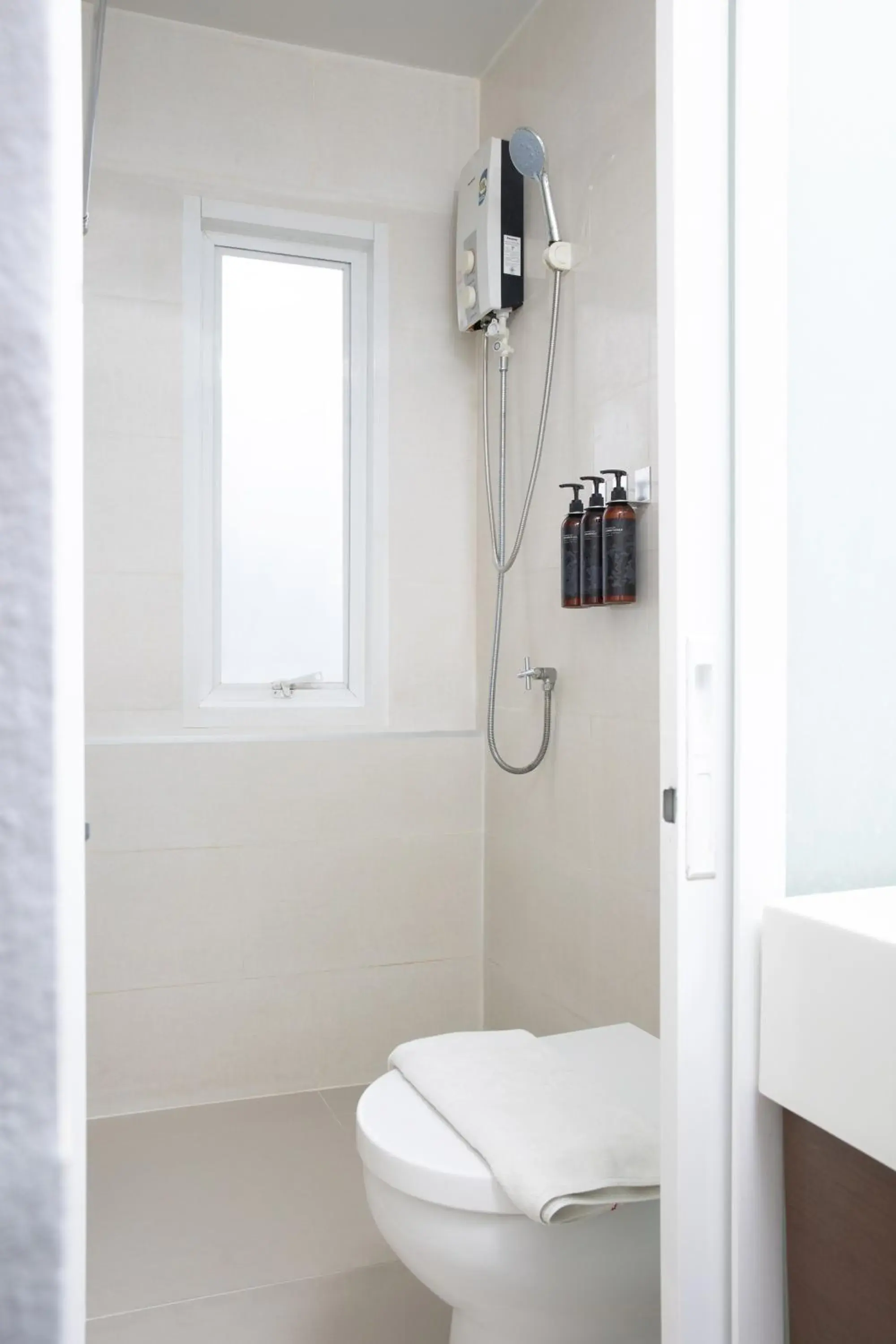 Shower in Nantra Silom Shower in Nantra Silom