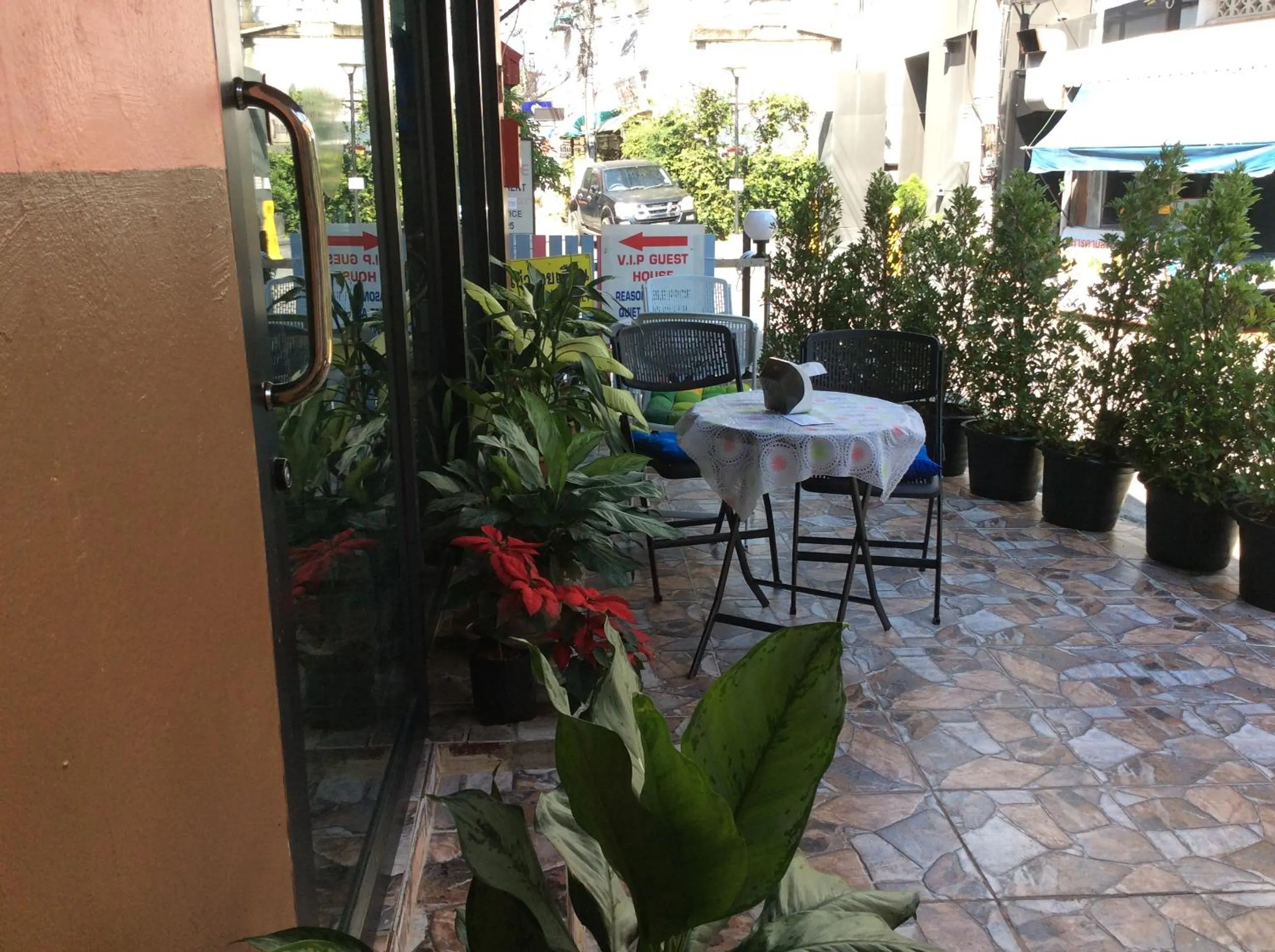 Restaurant/places to eat in V.I.P. House